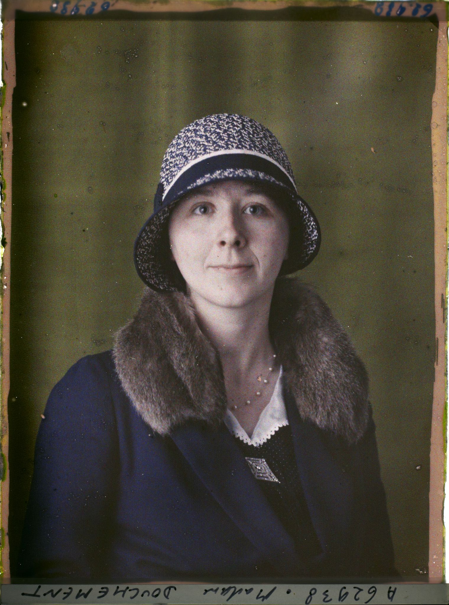 Image représentant https://musee-albert-kahn.s-museum.fr/home/NWQ2OTAwYzNmYjZlZTk1ZWQwODJmMjY4L2dlbmVyaWMtbm90aWNlLXRhYi9hdXRob3JpdHkvNjE3YTc5ZjVjZjhiODk2OGIzMzM3ZDIx/5d6900c3fb6ee95ed082f268/generic-notice-tab/authority/617a79ebcf8b8968b3336bce Madame Douchement