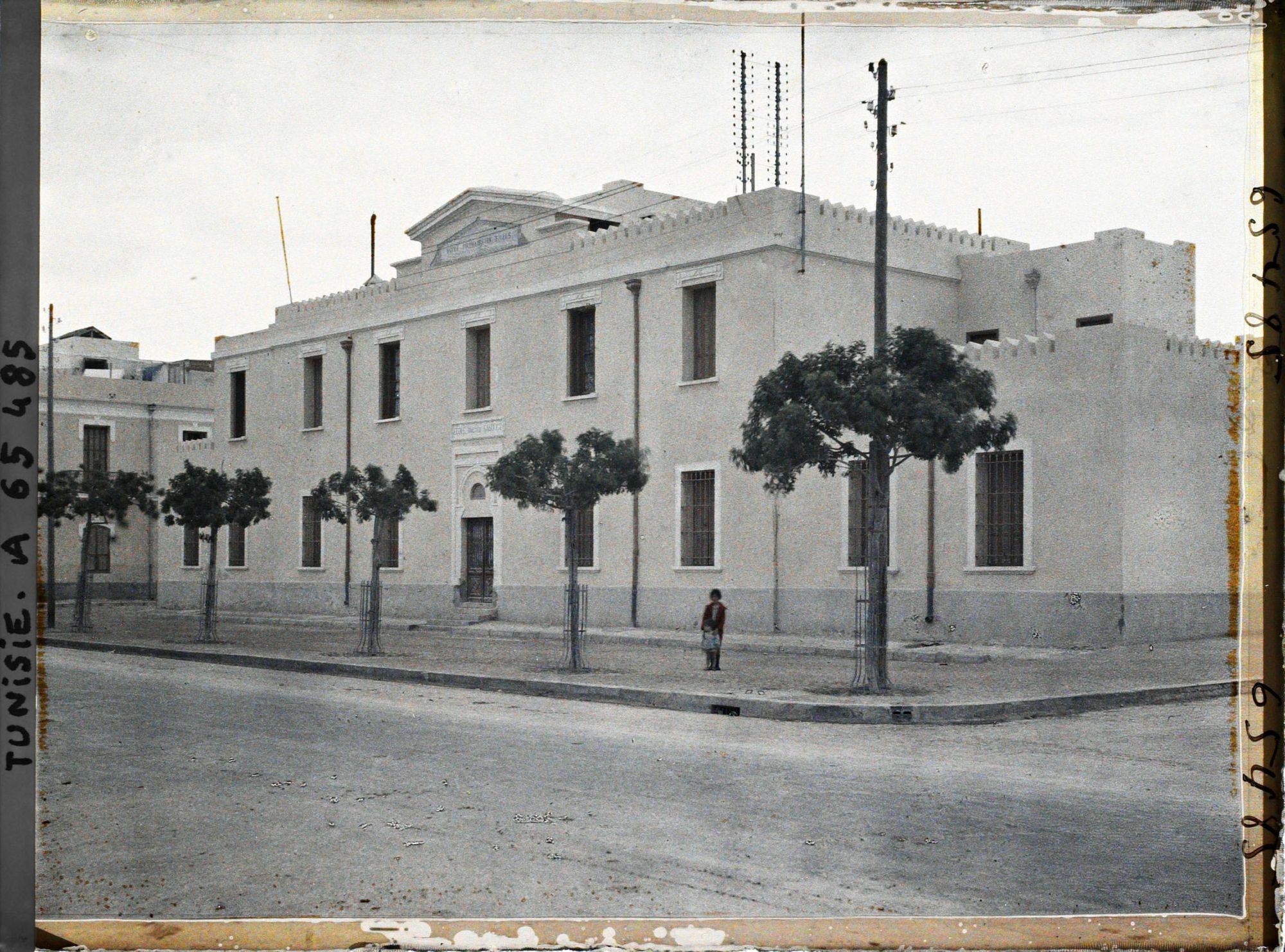 Image représentant L'école de filles du quartier de Picville