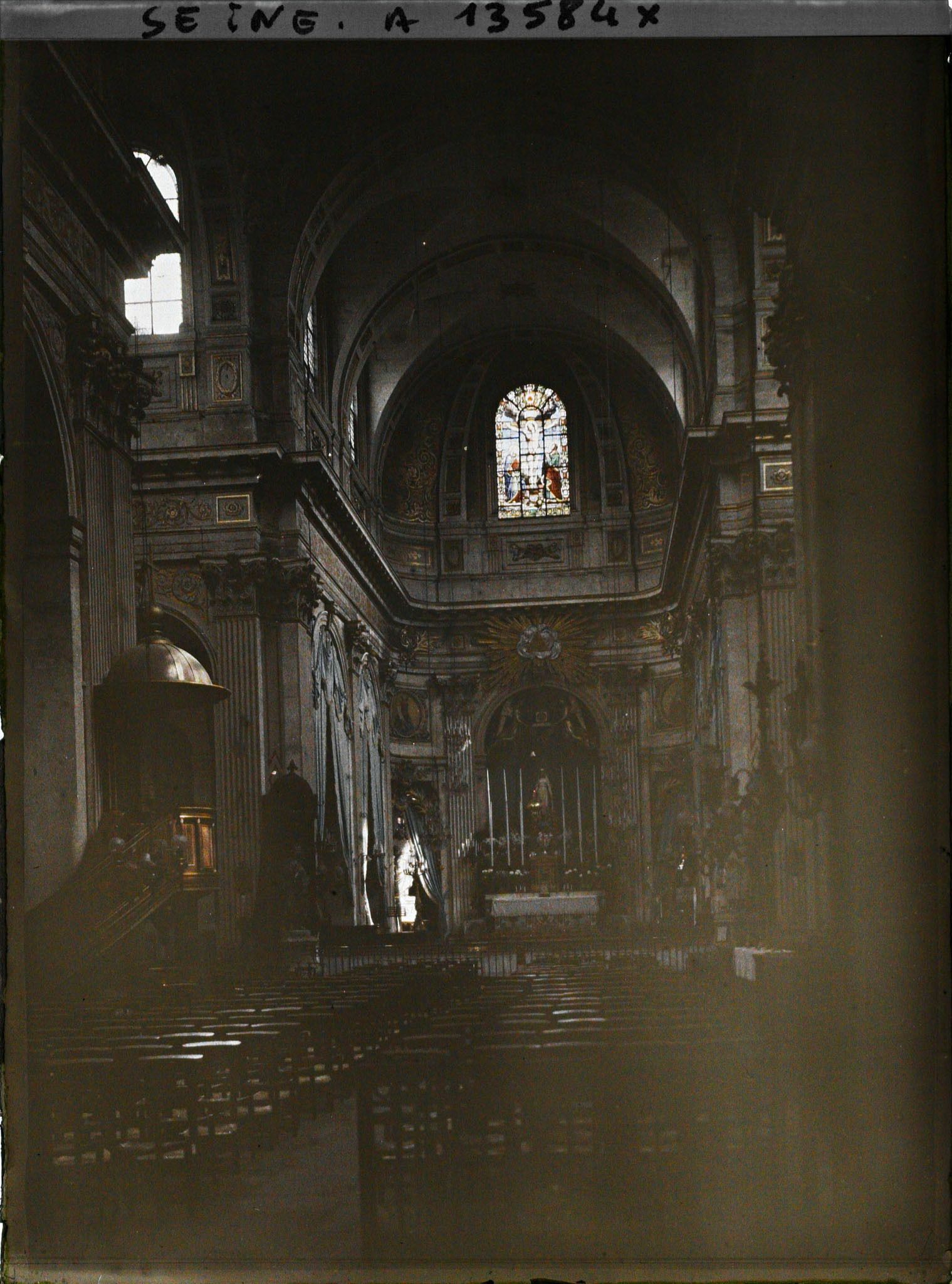 Image représentant La nef de l'église St-Louis