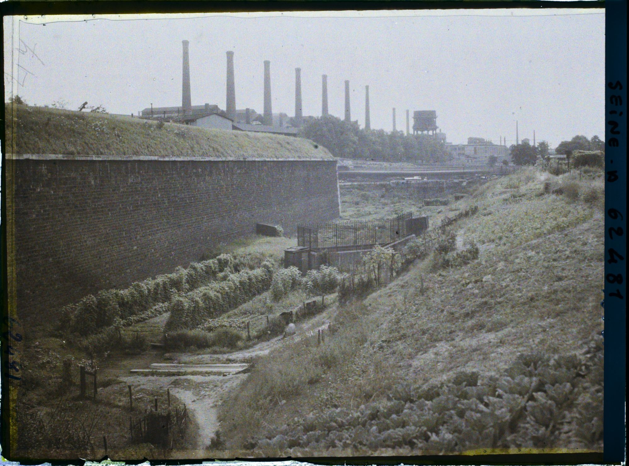 Image représentant Les jardins ouvriers dans les fossés des fortifications porte de la Villette