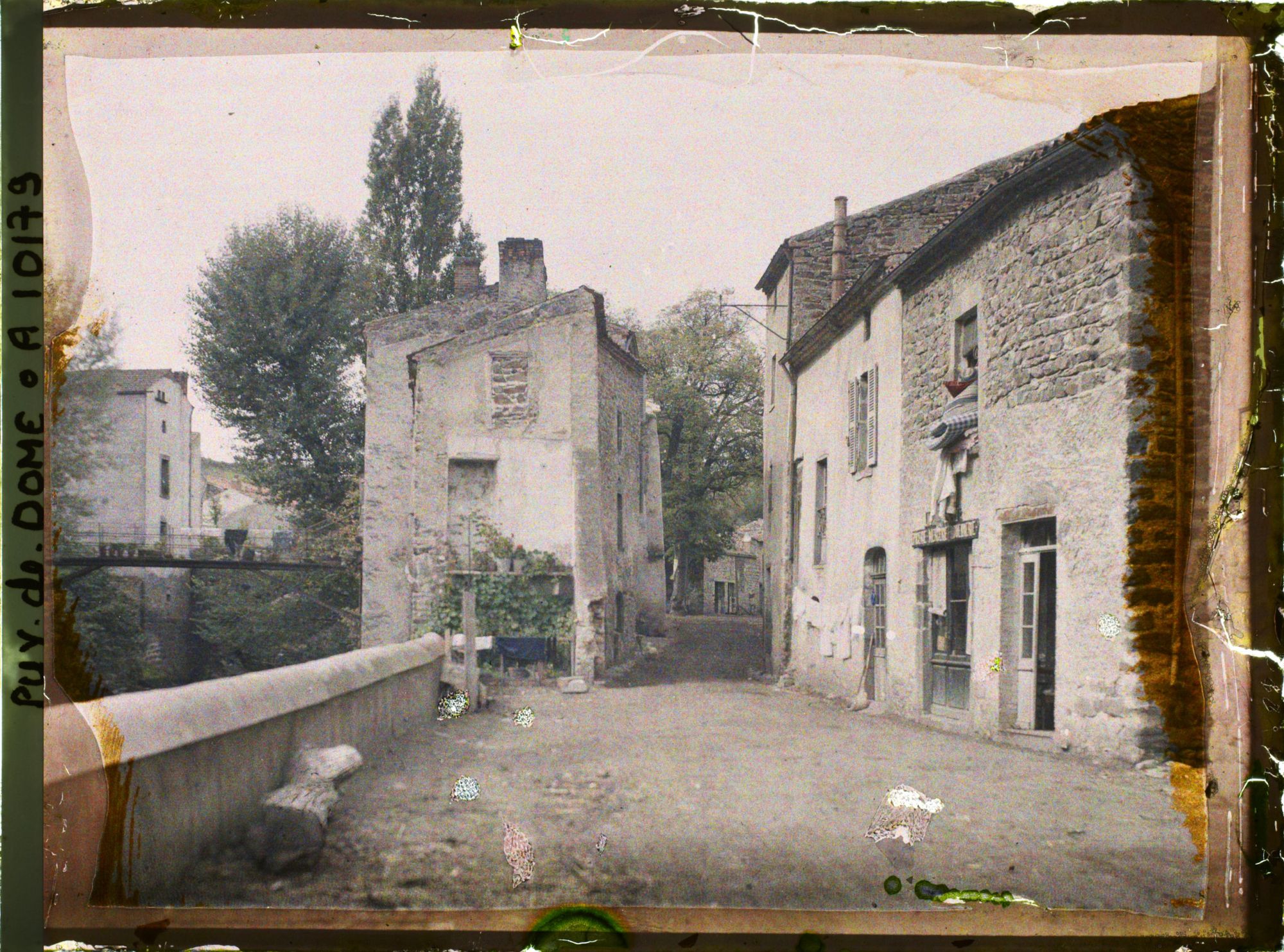 Image représentant France, St Floret, L'entrée de St Floret