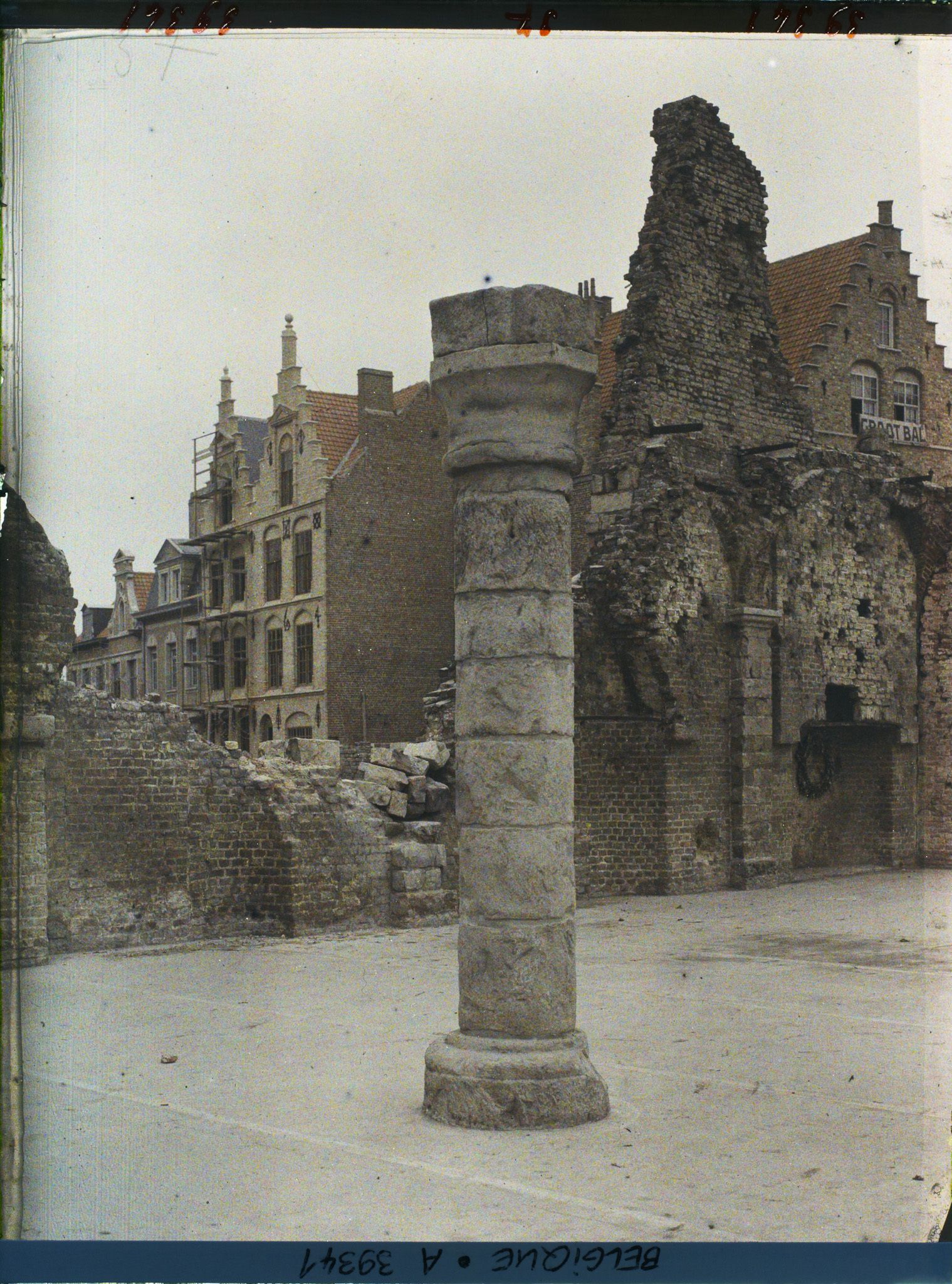 Image représentant Belgique, Ypres, Ruines de la Halle et reconstruction