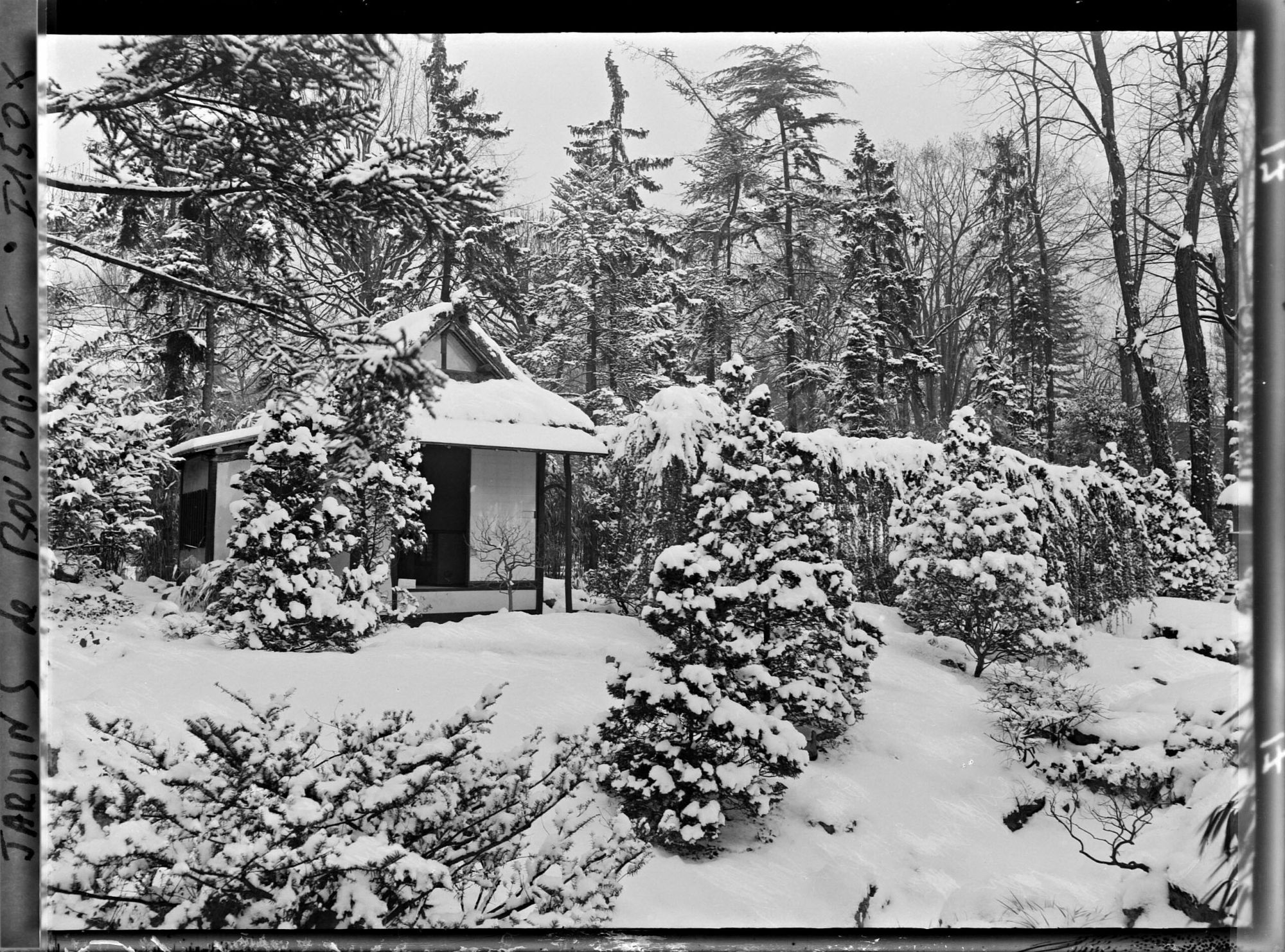 Image représentant Façade principale du pavillon de thé du " village japonais ", dans un écrin arboré sous la neige