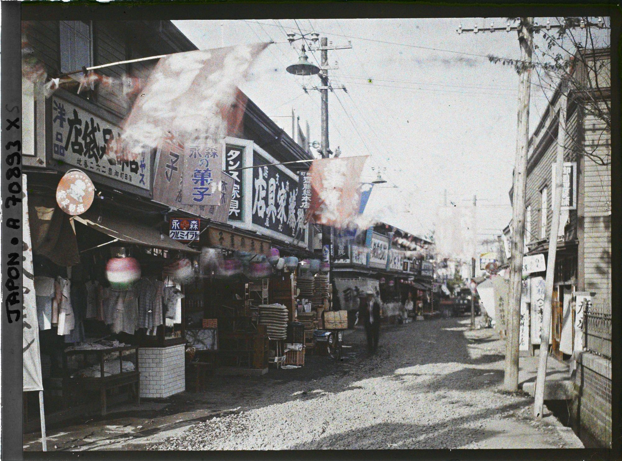 Image représentant rue commerçante : soldes