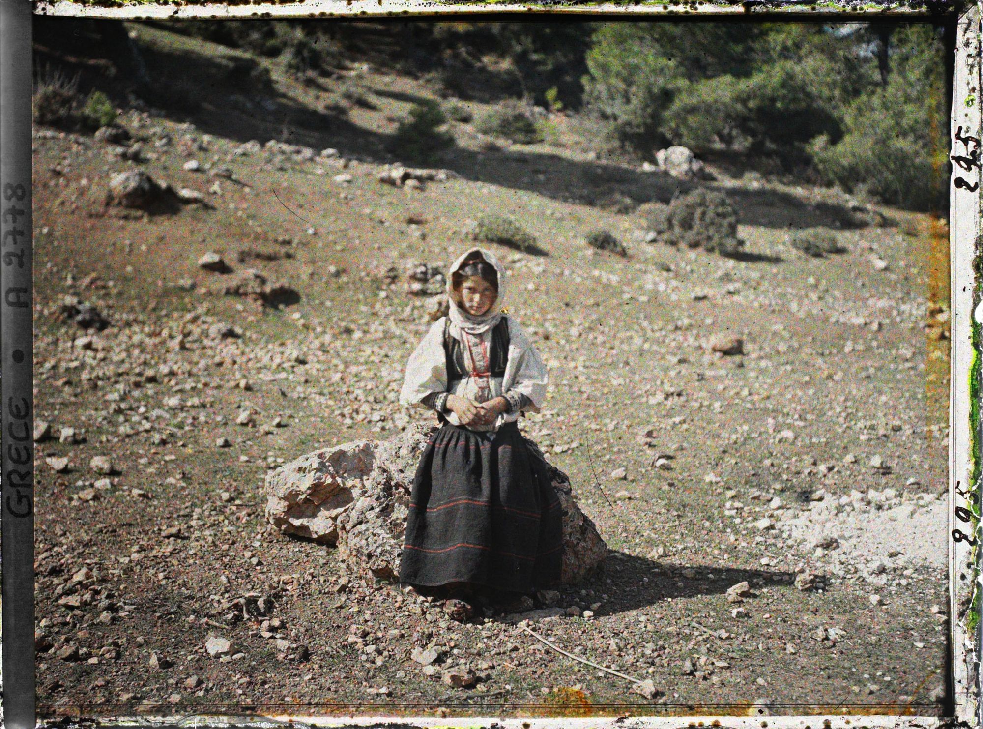 Image représentant Une petite paysanne (bergère) assise sur un rocher