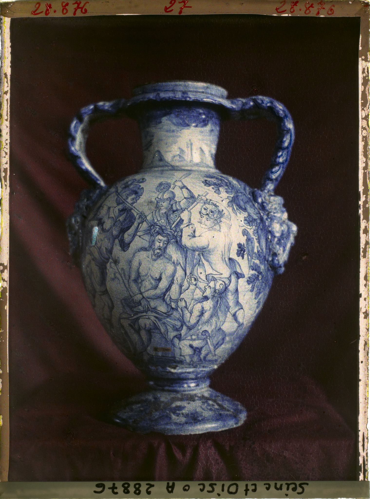 Image représentant Vase à anses à décor de camaieux bleus des collections du musée de Sèvres
