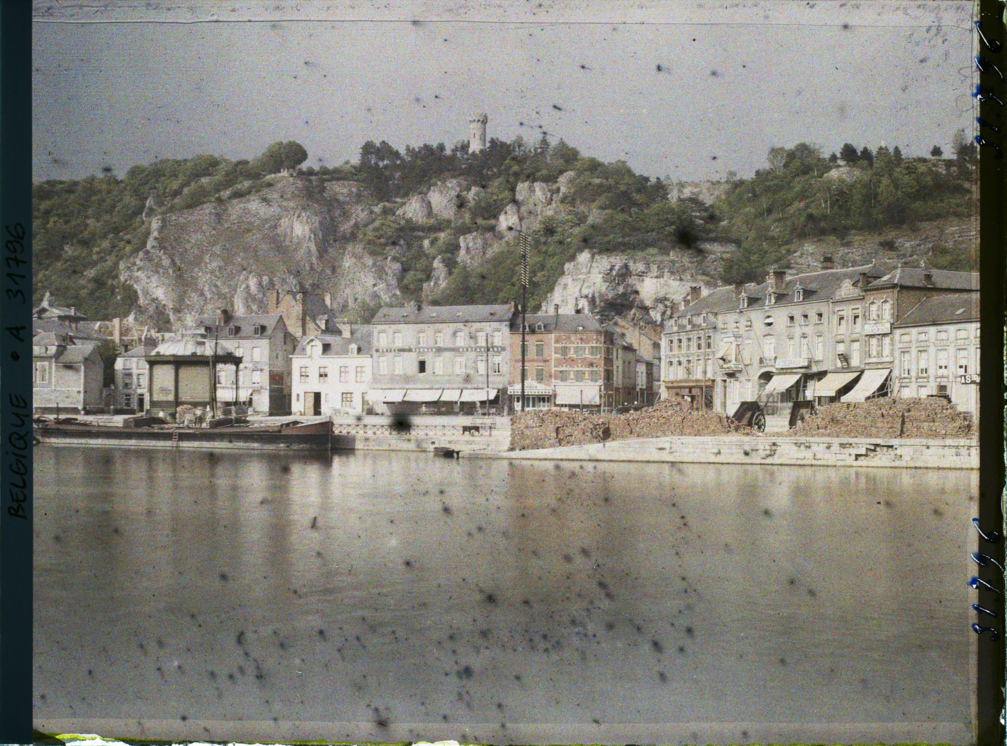 Image représentant Belgique, Dinant, Maisons reconstruites sur la rive droite