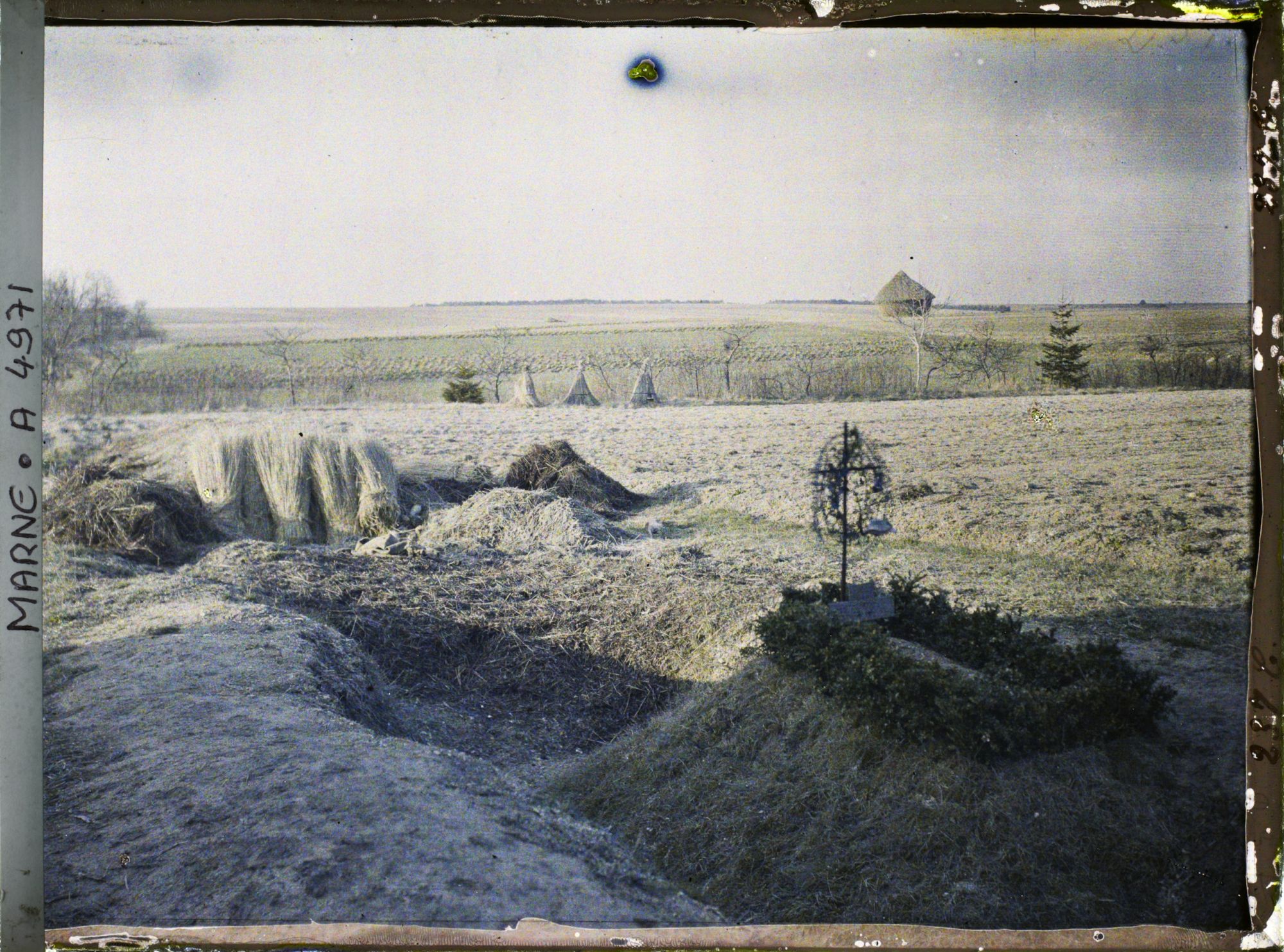 Image représentant La tombe du lieutenant-colonel Guibert, 60e division, près de l'église
