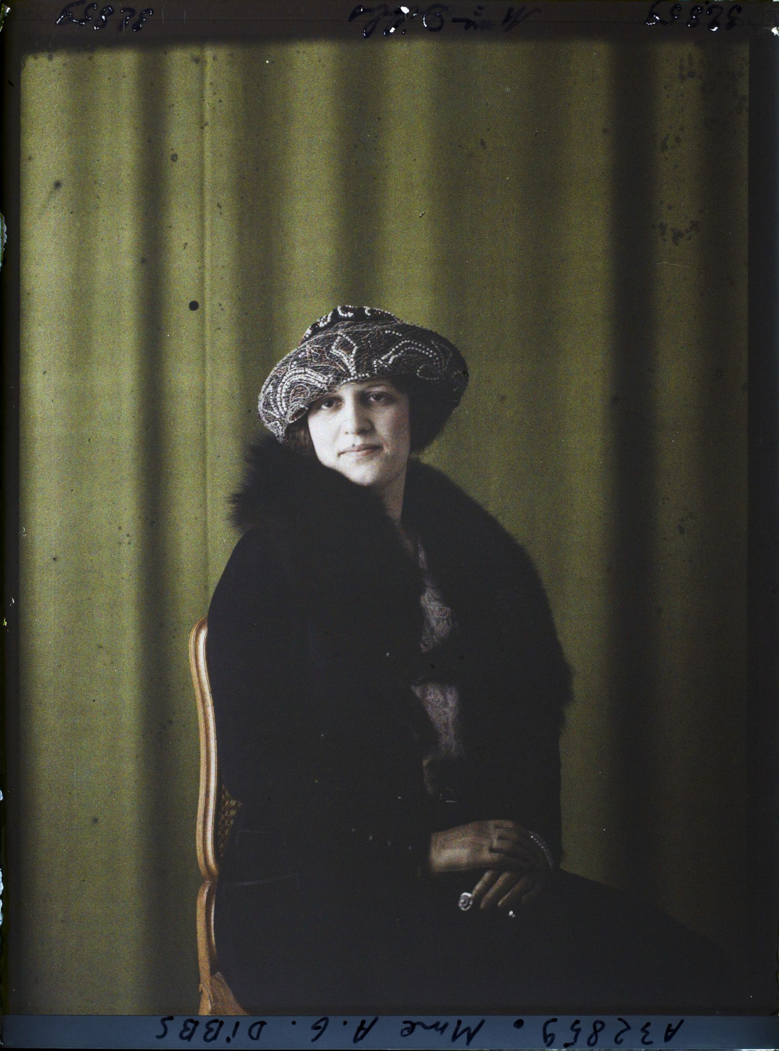 Image représentant https://musee-albert-kahn.s-museum.fr/home/NWQ2OTAwYzNmYjZlZTk1ZWQwODJmMjY4L2dlbmVyaWMtbm90aWNlLXRhYi9hdXRob3JpdHkvNjE3YTc5ZjVjZjhiODk2OGIzMzM3ZDIx/5d6900c3fb6ee95ed082f268/generic-notice-tab/authority/617a79ebcf8b8968b3336bc1 Madame A.G. Dibbs