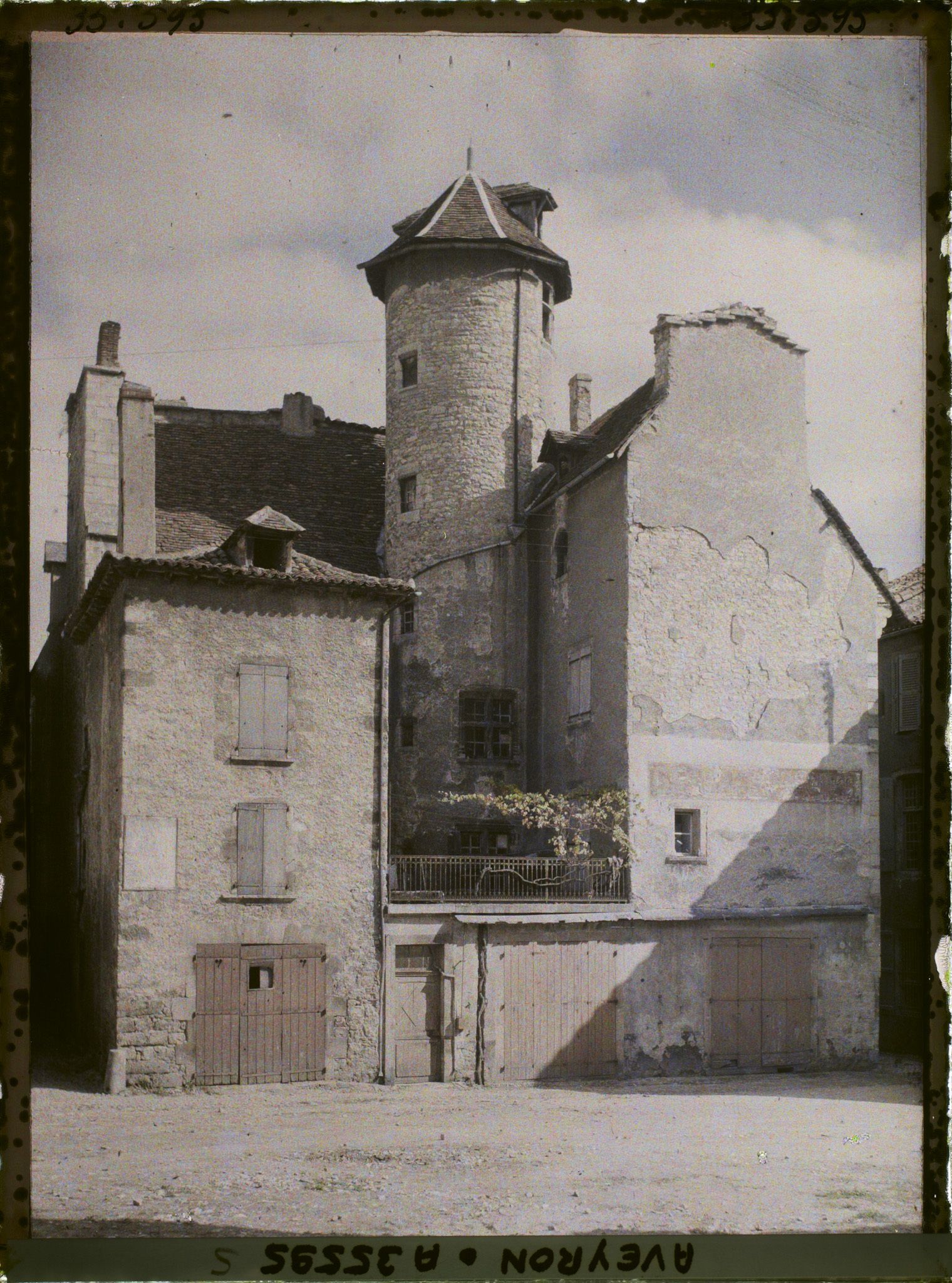 Image représentant Une vieille demeure place de la Mairie (actuelle place Bernad Lhez)