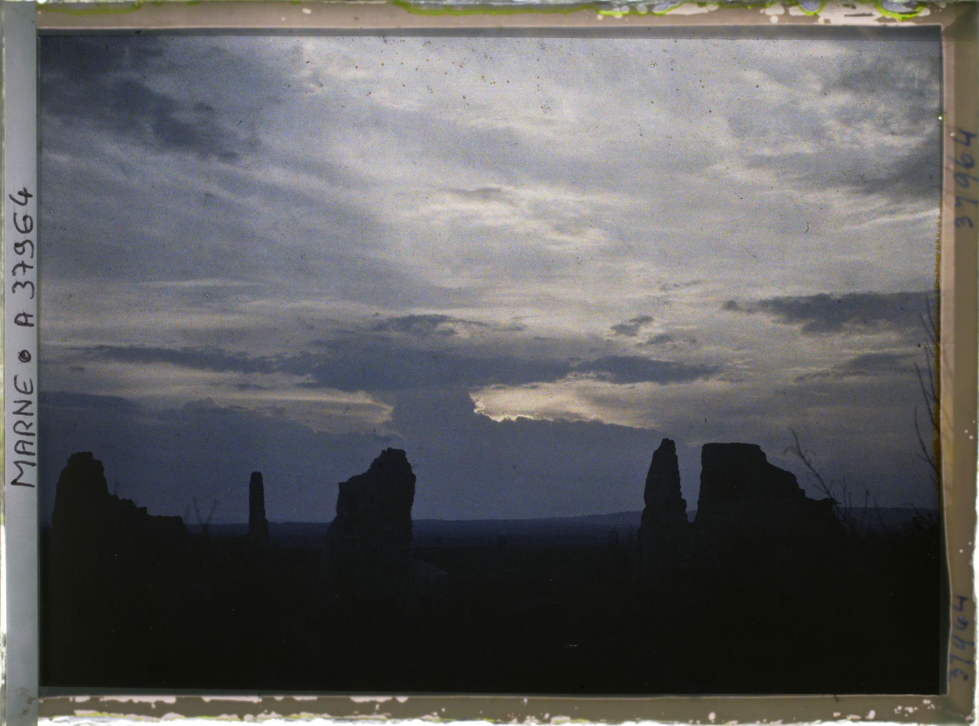 Image représentant France, Nauroy, Coucher de Soleil sur les ruines
