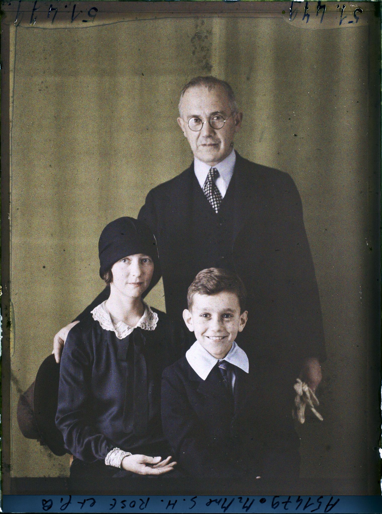 Image représentant https://musee-albert-kahn.s-museum.fr/home/NWQ2OTAwYzNmYjZlZTk1ZWQwODJmMjY4L2dlbmVyaWMtbm90aWNlLXRhYi9hdXRob3JpdHkvNjE3YTc5ZjVjZjhiODk2OGIzMzM3ZDIx/5d6900c3fb6ee95ed082f268/generic-notice-tab/authority/617a79ebcf8b8968b333768c Monsieur et  https://musee-albert-kahn.s-museum.fr/home/NWQ2OTAwYzNmYjZlZTk1ZWQwODJmMjY4L2dlbmVyaWMtbm90aWNlLXRhYi9hdXRob3JpdHkvNjE3YTc5ZjVjZjhiODk2OGIzMzM3ZDIx/5d6900c3fb6ee95ed082f268/generic-notice-tab/authority/617a79ebcf8b8968b33376f1 Madame Stanley H. Rose  et  https://musee-albert-kahn.s-museum.fr/home/NWQ2OTAwYzNmYjZlZTk1ZWQwODJmMjY4L2dlbmVyaWMtbm90aWNlLXRhYi9hdXRob3JpdHkvNjE3YTc5ZjVjZjhiODk2OGIzMzM3ZDIx/5d6900c3fb6ee95ed082f268/generic-notice-tab/authority/617a79ebcf8b8968b33376f2 leur fils