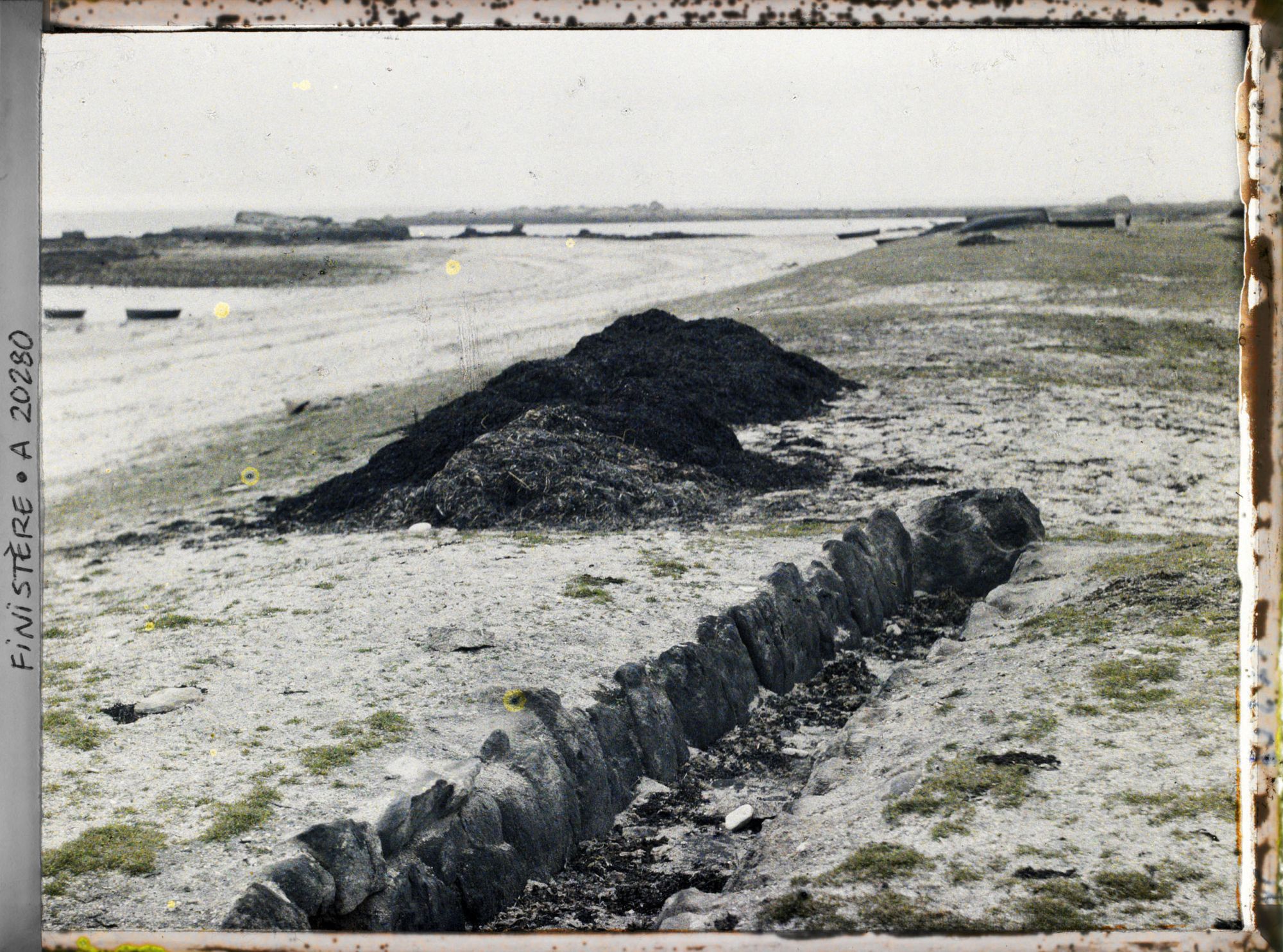 Image représentant Sur la grève, un four à goémon