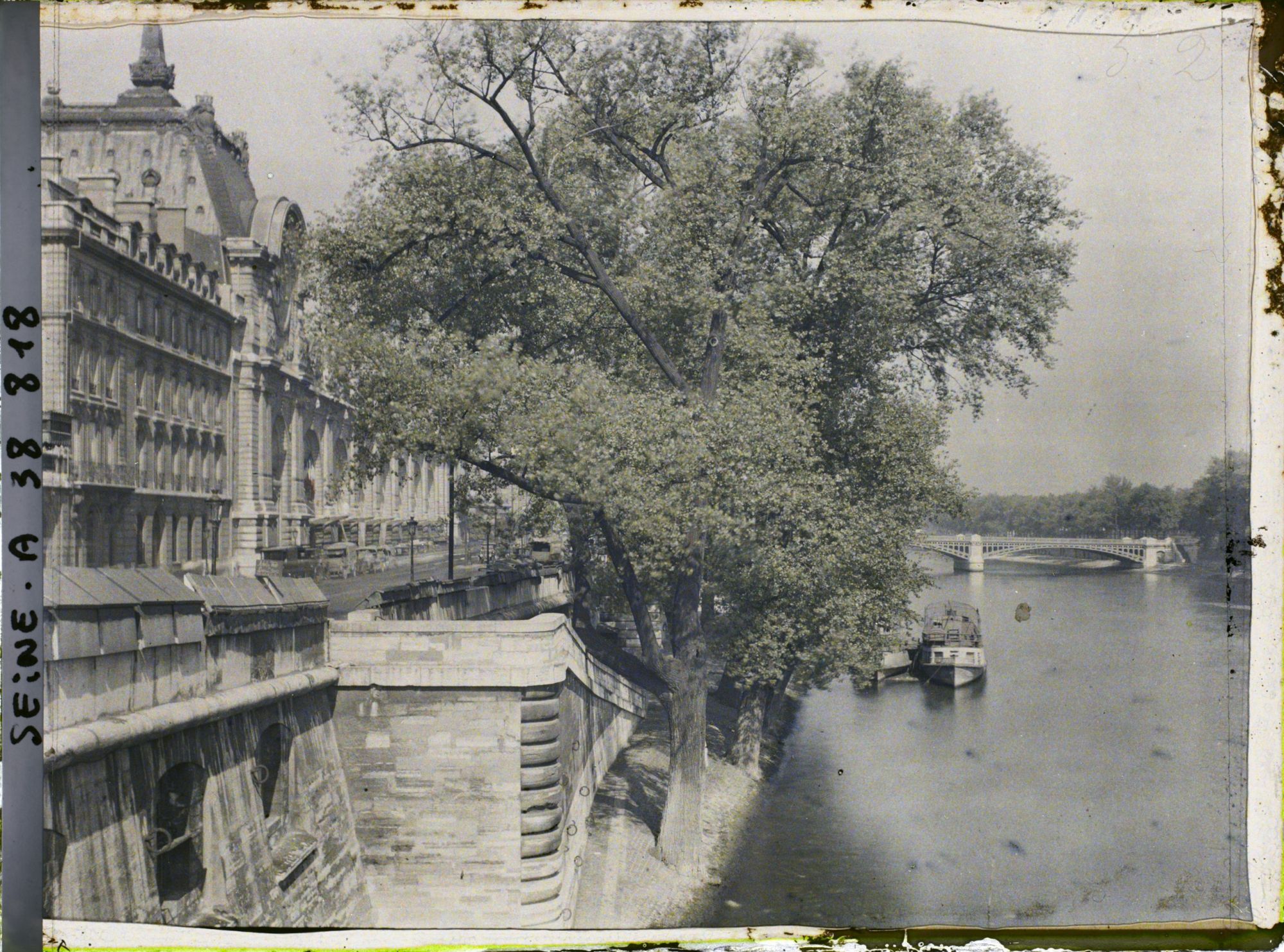 Image représentant La quai d'Orsay avec la gare d'Orléans et le pont de Solférino (actuelle passerelle Léopold-Sédar-Senghor), depuis le pont Royal