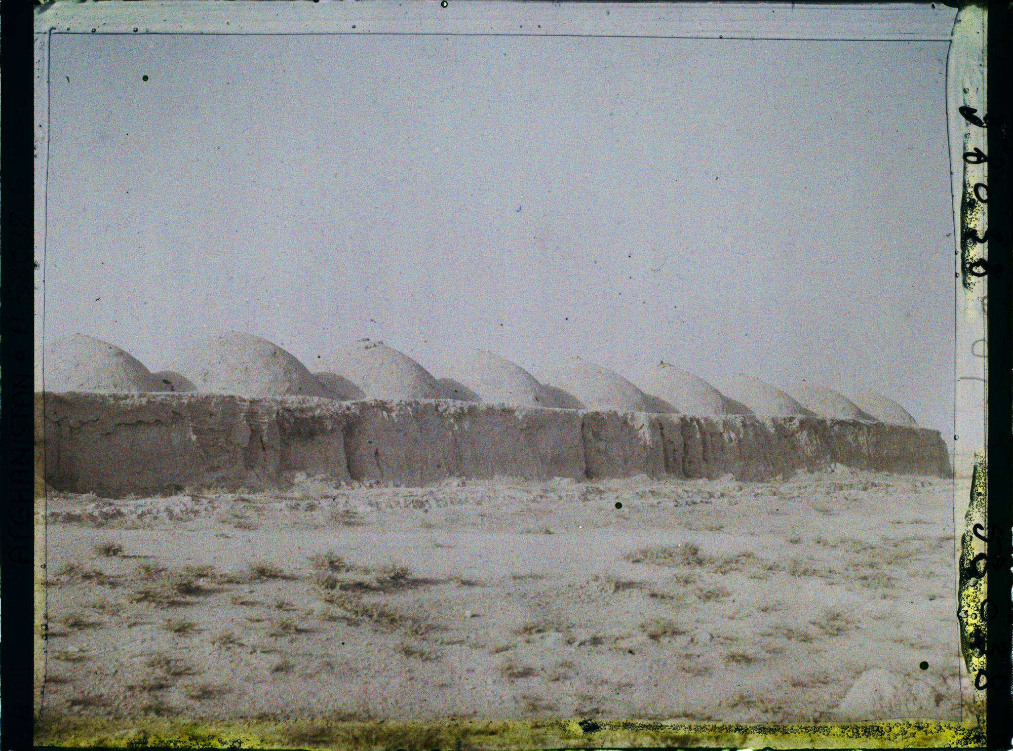 Image représentant Le mur d'enceinte du village abandonné