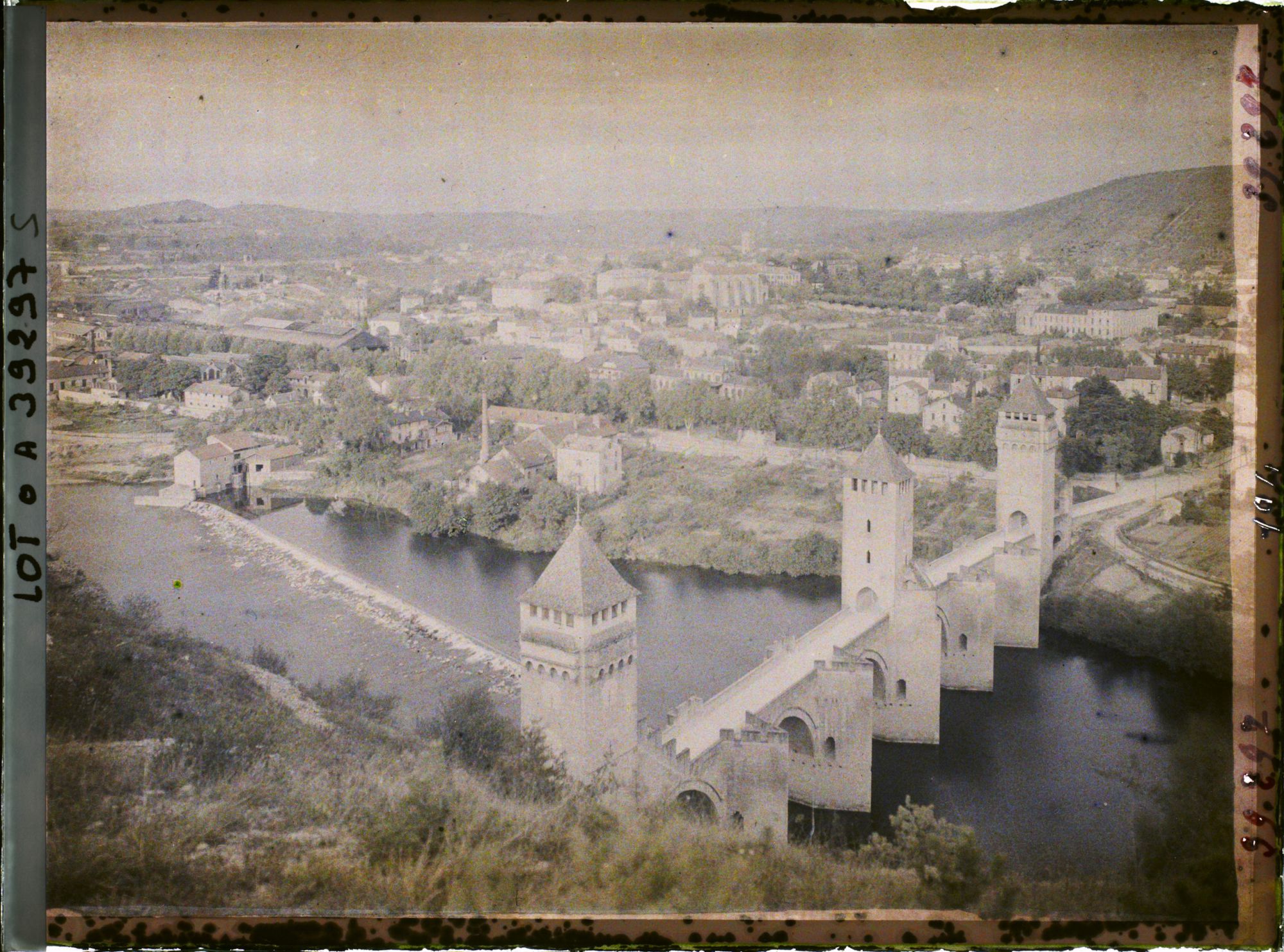 Image représentant France, Cahors, Vue d'ensemble sur la ville prise des hauteurs de la  rive gauche du Lot vers le nord est