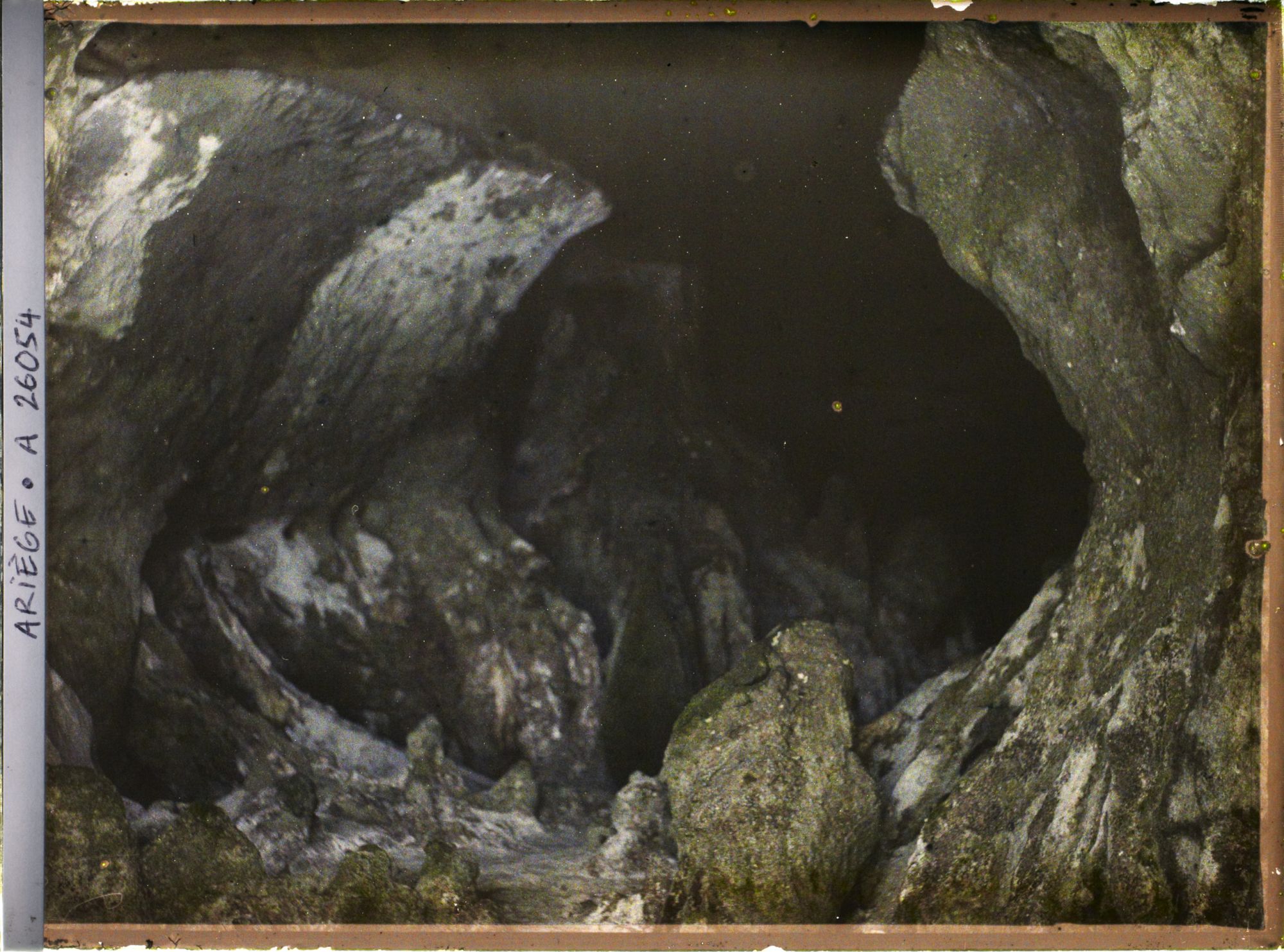 Image représentant Le couloir d'entrée de la grotte du Tuc d'Audoubert vu de l'entrée