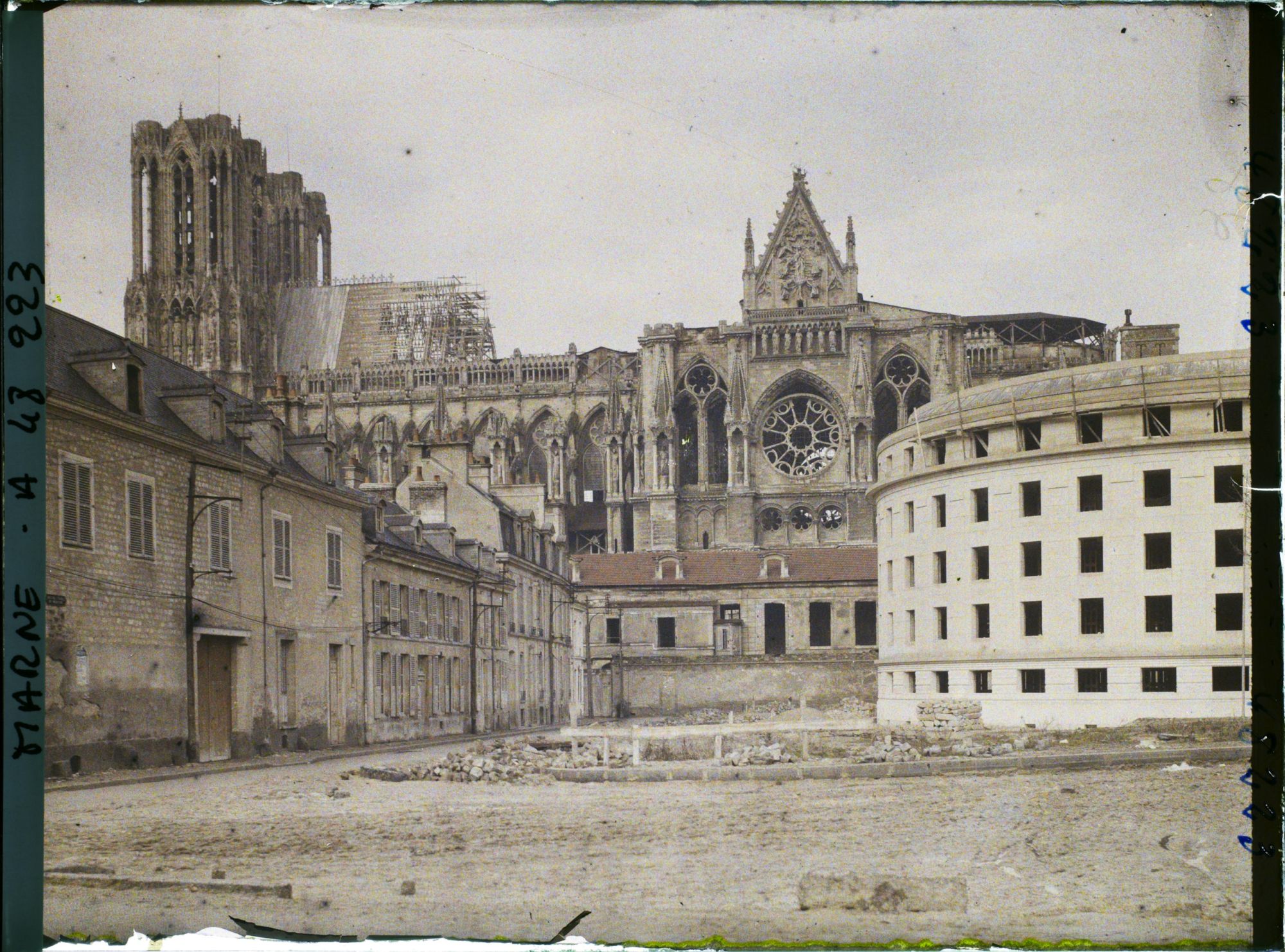 Image représentant France, Reims, Partie Orientale de la Cathédrale et Bibliothèque en Construction