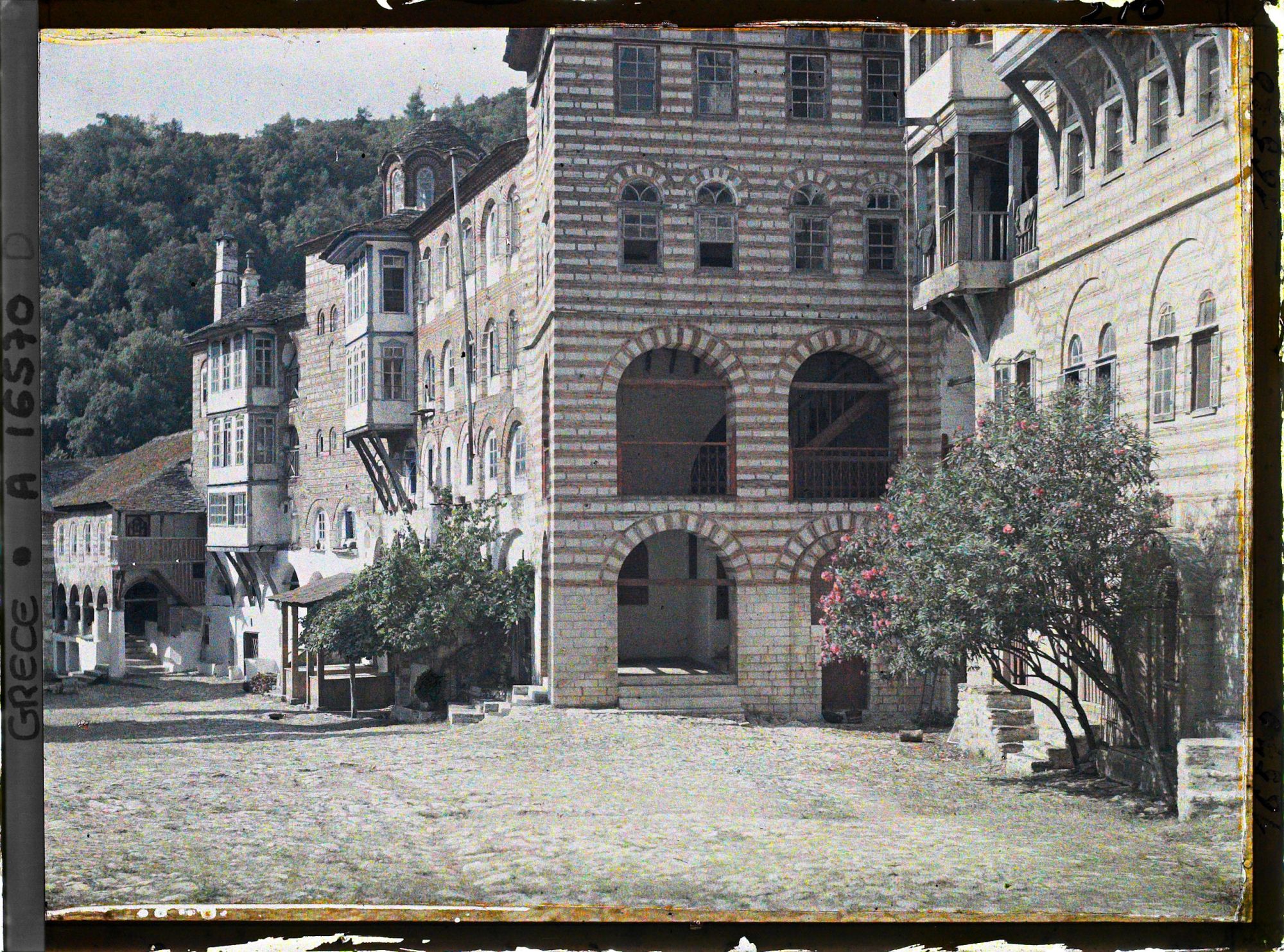 Image représentant Turquie, Hilendar, Une partie de la Cour du Monastère de Hilendar