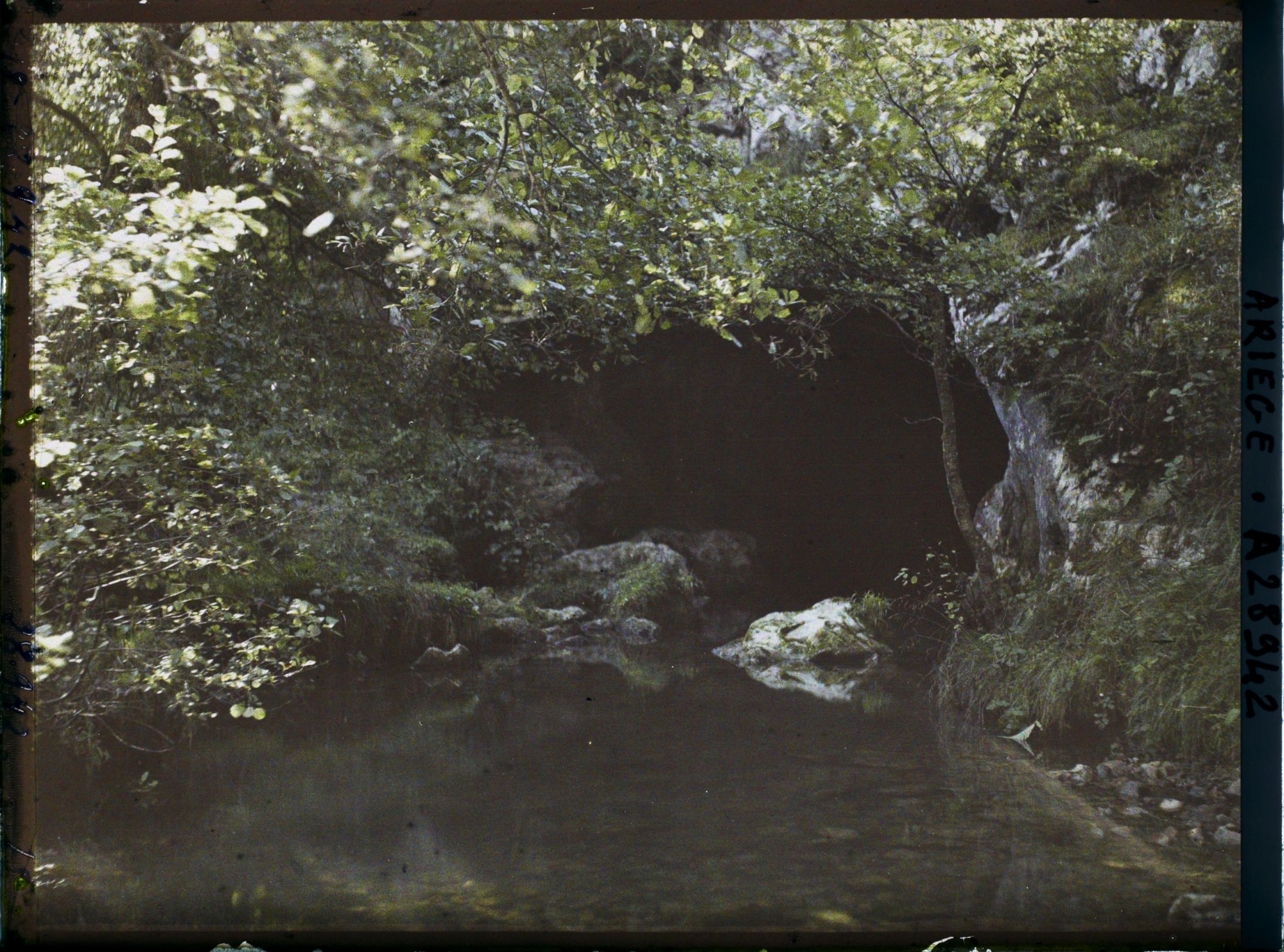 Image représentant L'entrée de la grotte du Tuc d'Audoubert vue de très près