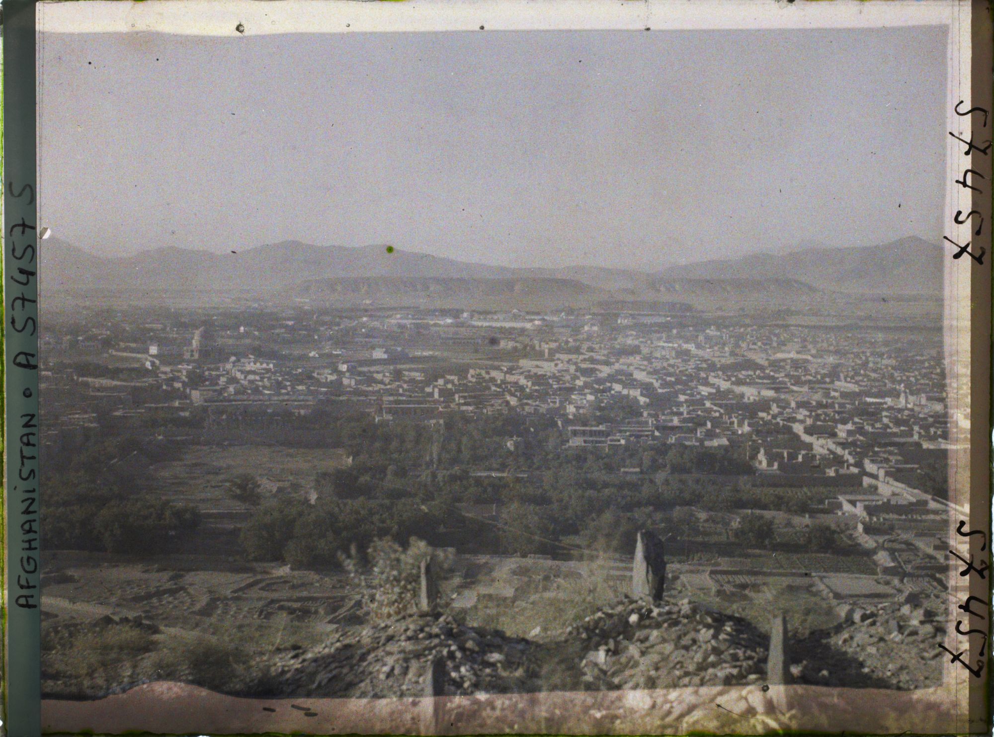 Image représentant Panorama sur la ville. A gauche, le tombeau de Timur Shah