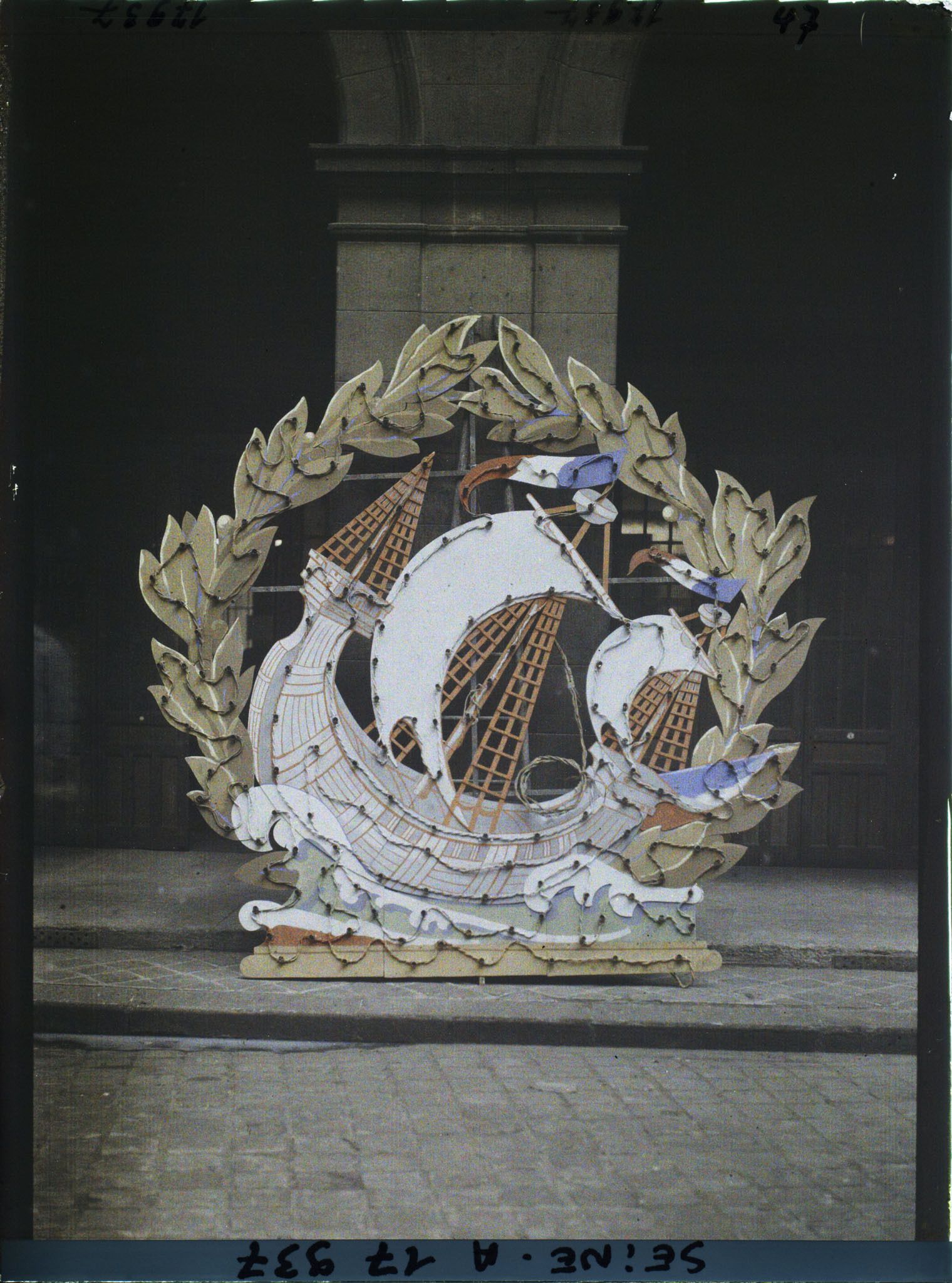 Image représentant L'emblème de Paris, élément de décoration pour les fêtes de la Victoire des 13 et 14 juillet 1919