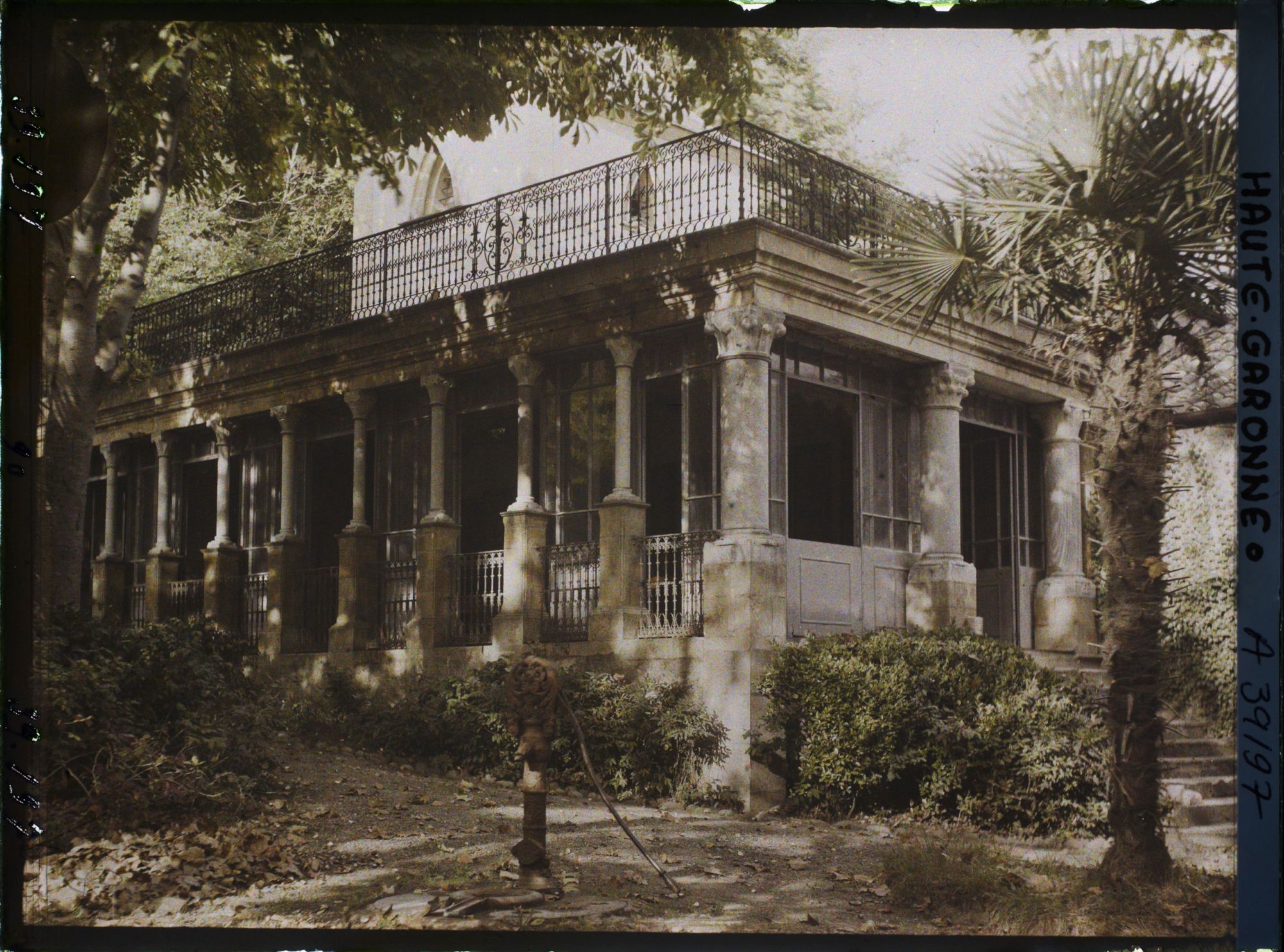 Image représentant France, St Martory, Cloître de Bonnefont La colonnade vue des jardins