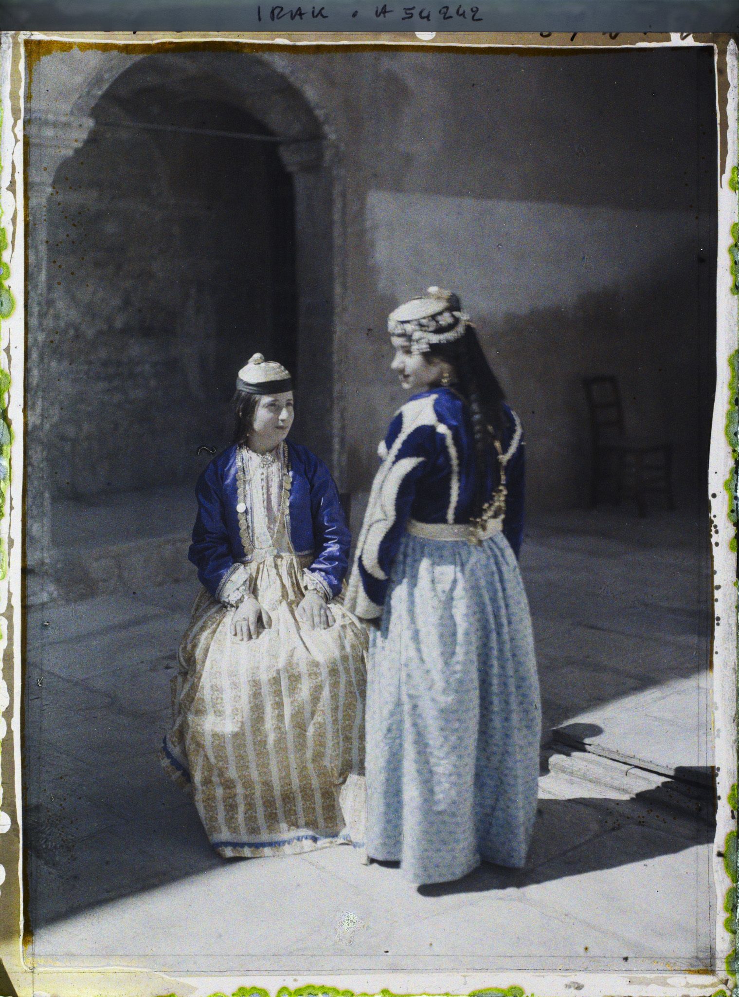 Image représentant Jeunes chrétiennes en costume