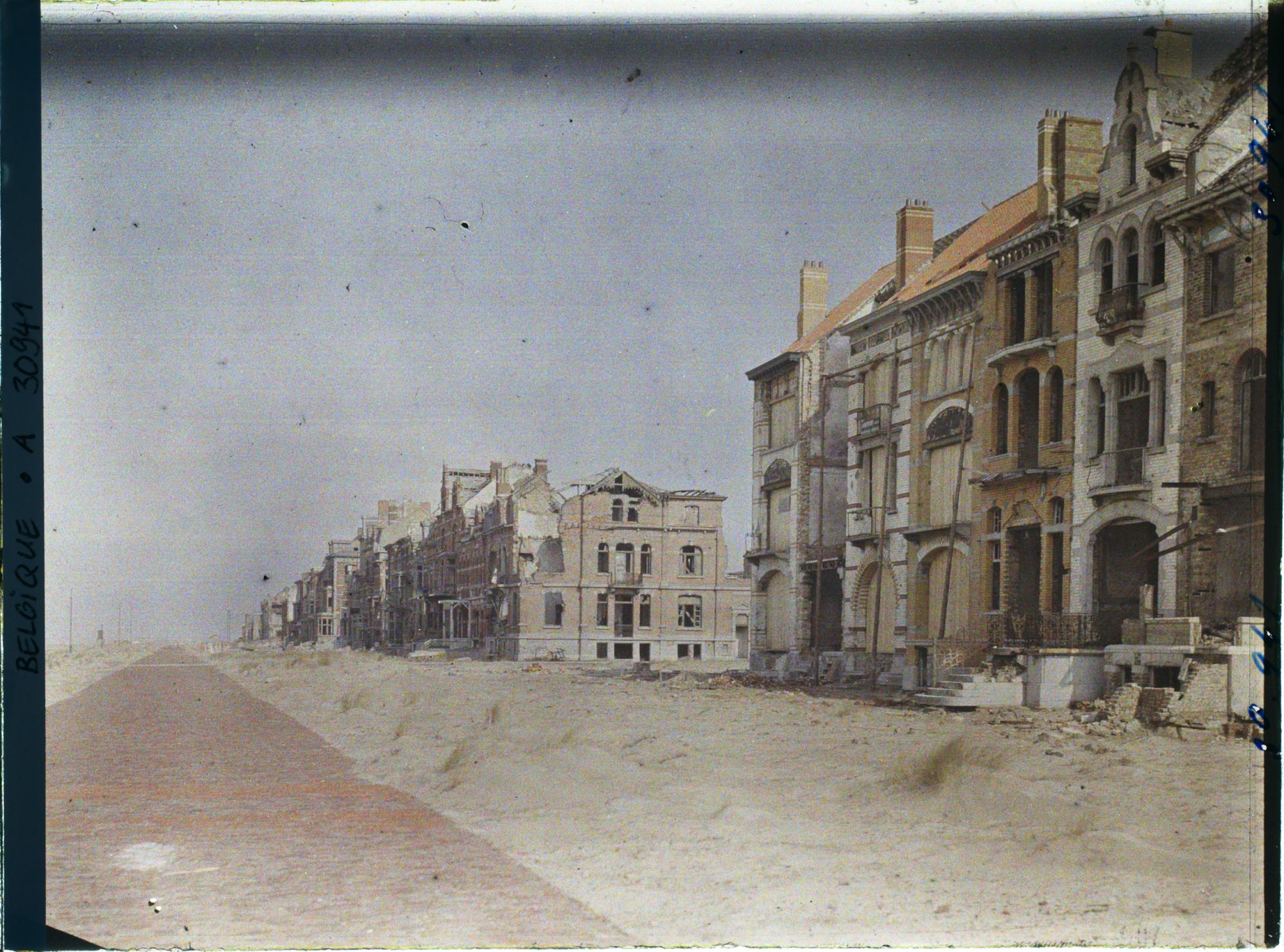Image représentant Belgique, Nieuport les Bains, Villas en ruines sur la digue