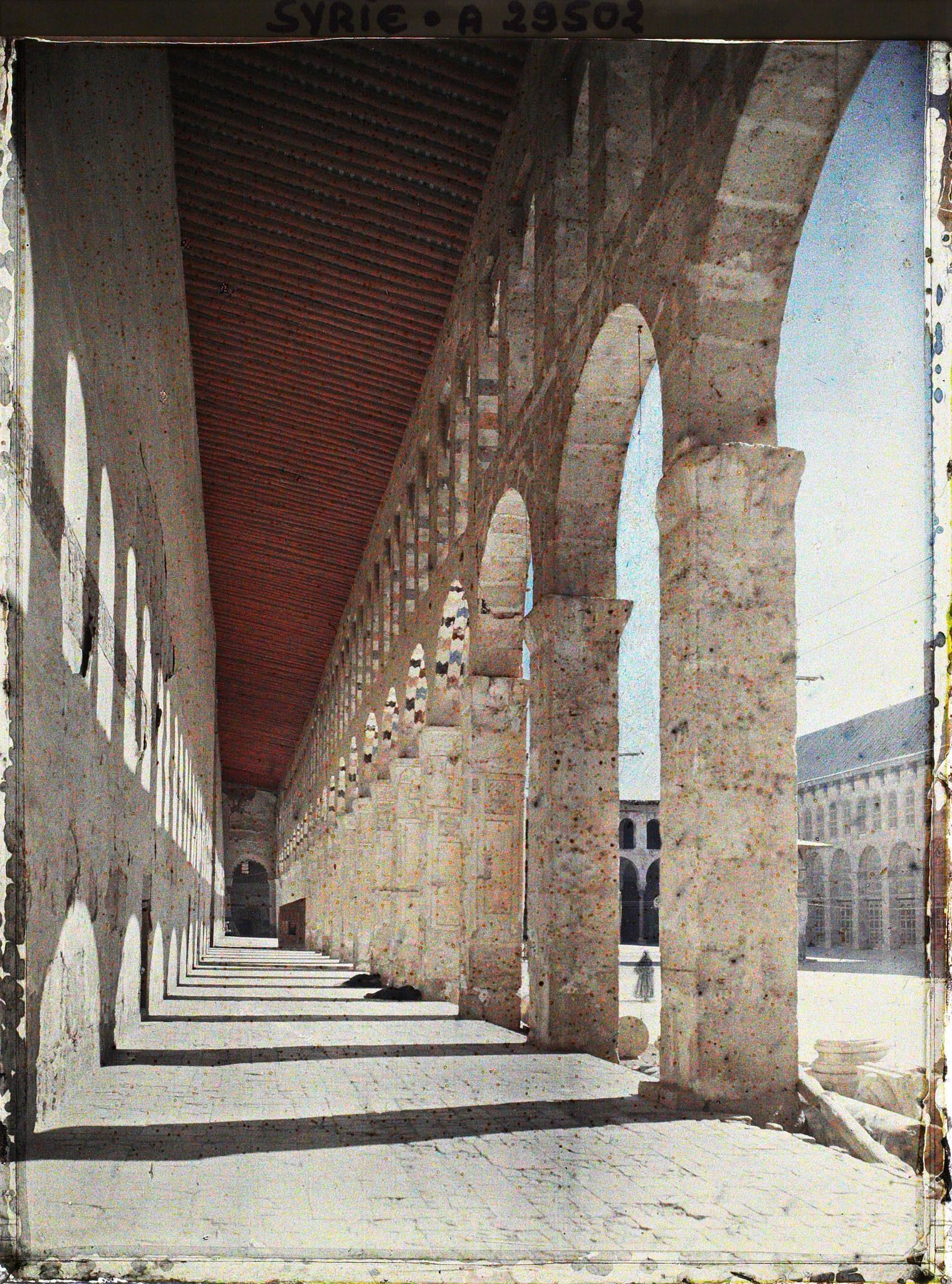 Image représentant Sous les portiques de la façade méridionale de la mosquée des Omeyyades