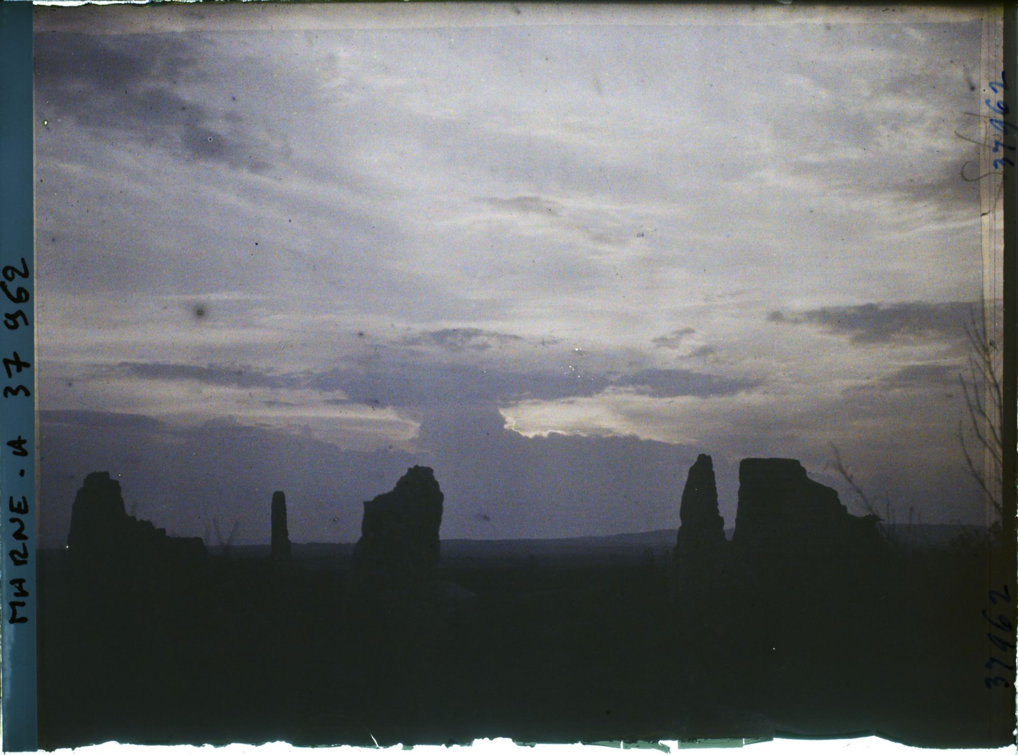 Image représentant France, Nauroy, Coucher de Soleil sur les ruines