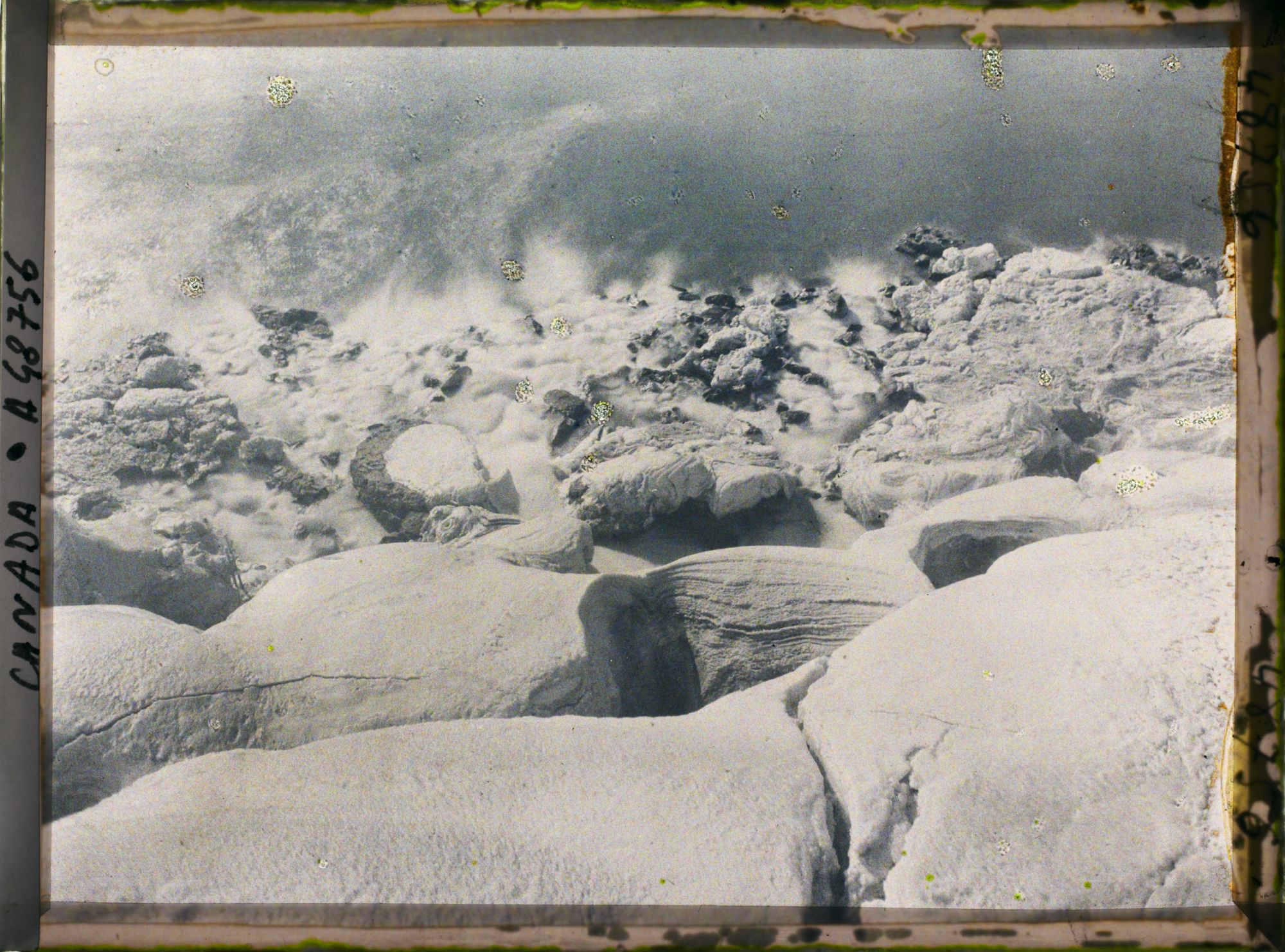 Image représentant Canada, Montréal, Crevasses de glace au pied de la Chute Américaine