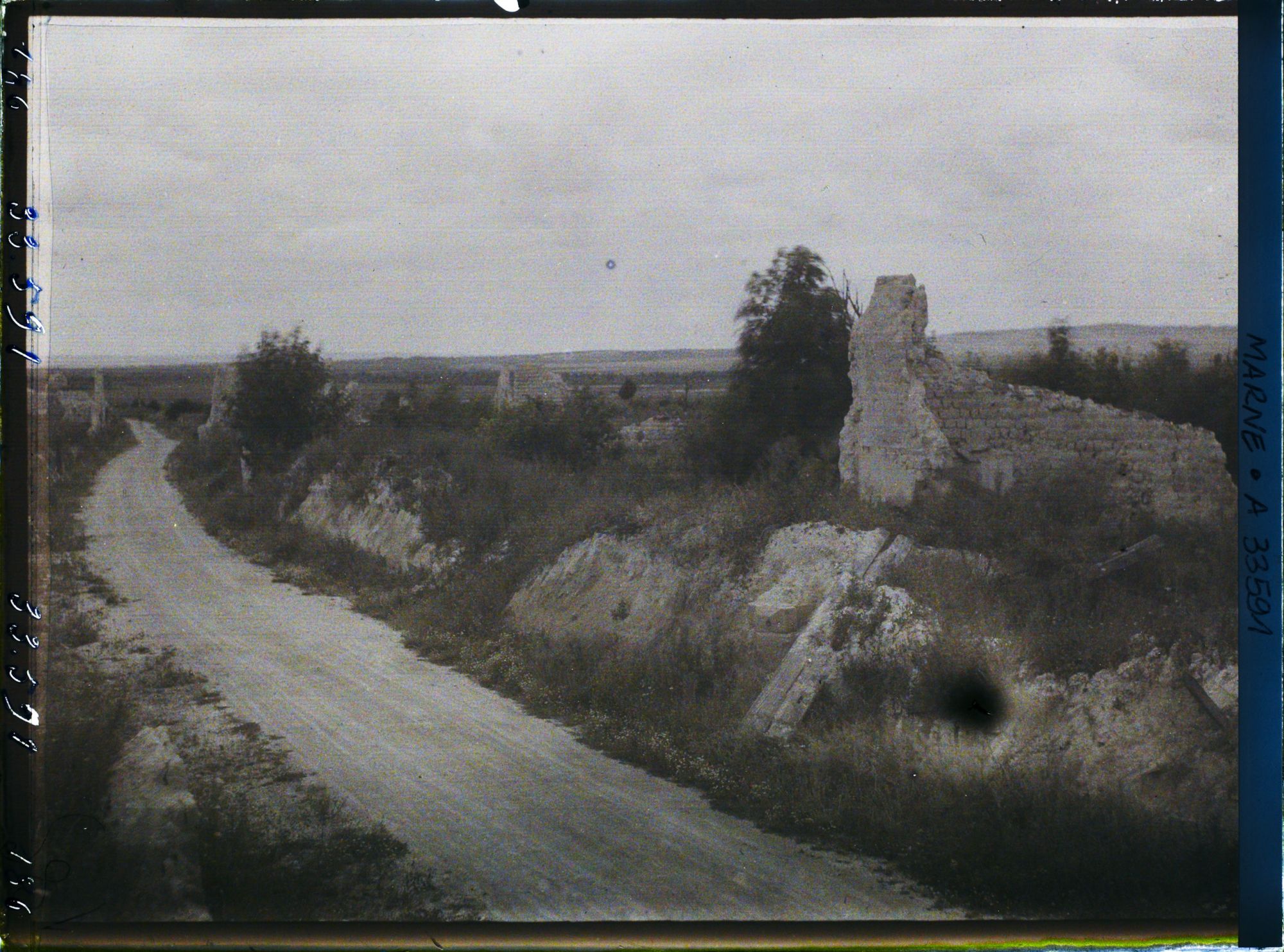 Image représentant France, Nauroy, Aspect des ruines, Côté droit de la route