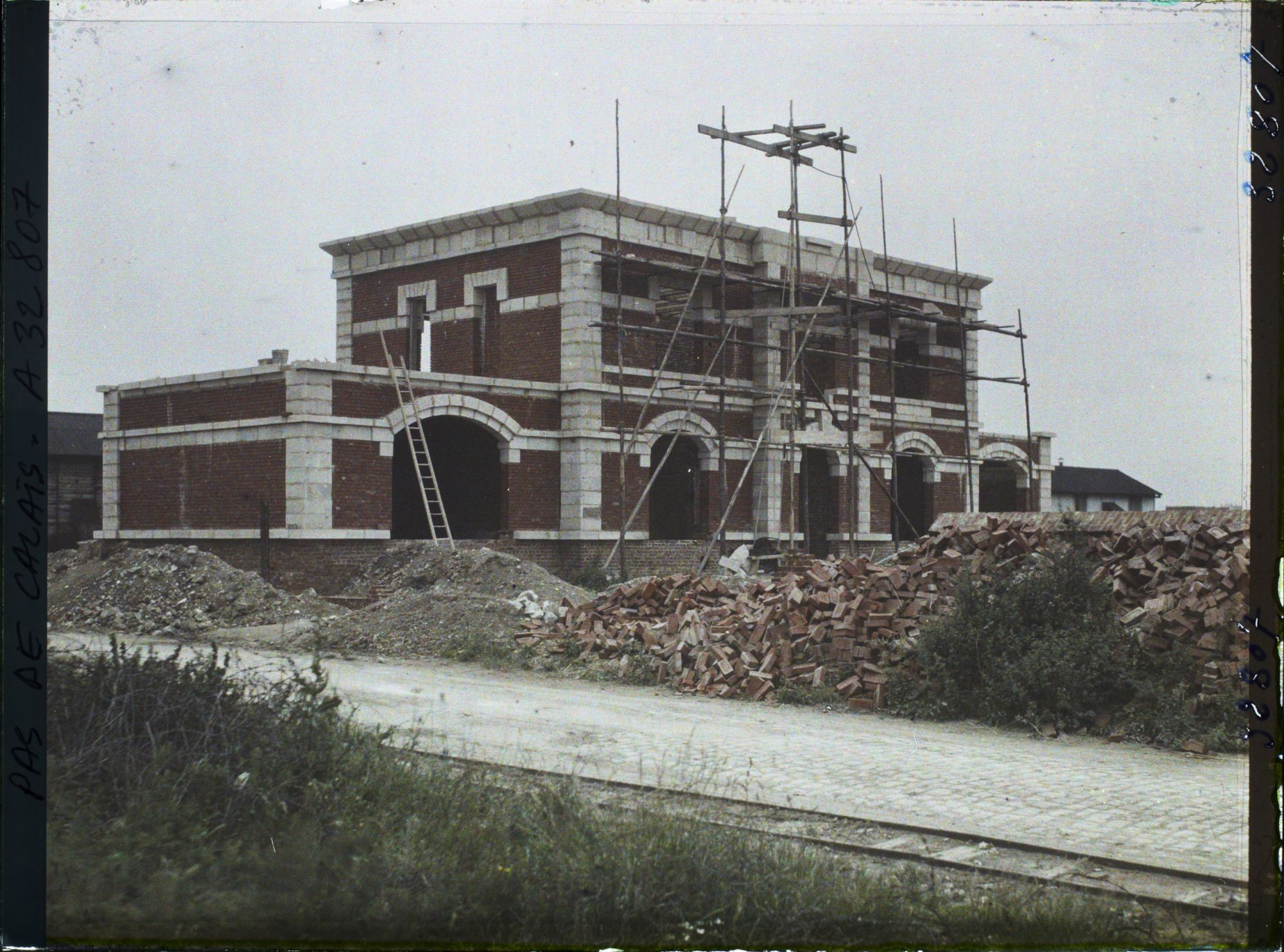 Image représentant France, Neuville St Waast, Grande maison en reconstruction