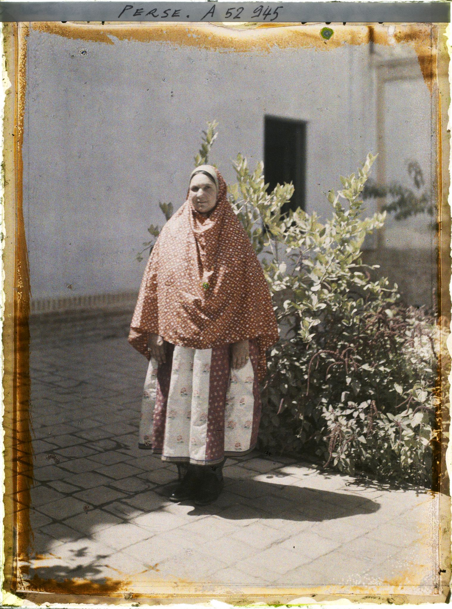 Image représentant Femme guèbre en costume (moderne ?)
