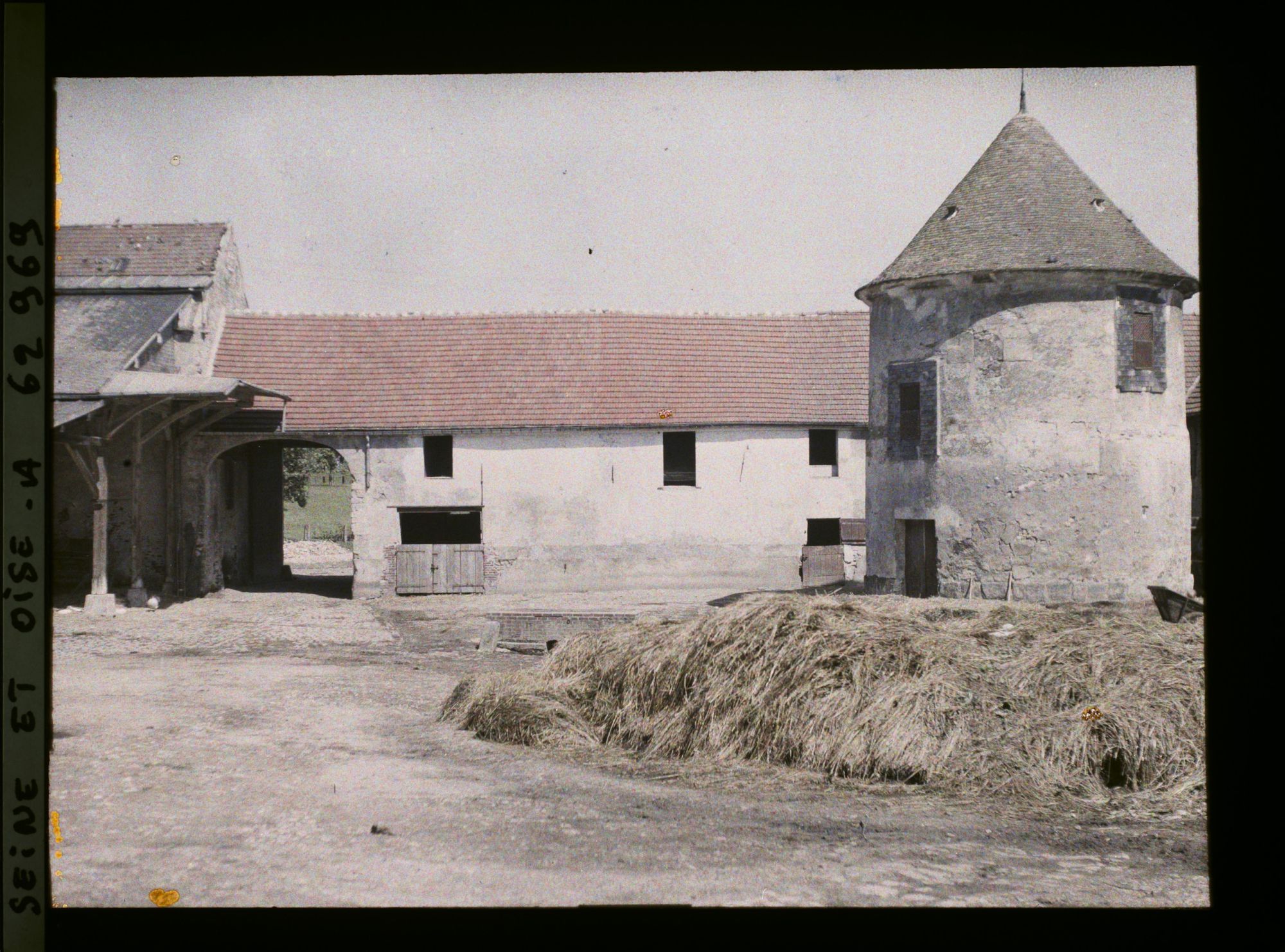 Image représentant Ile de France, Montroult, Intérieur de ferme