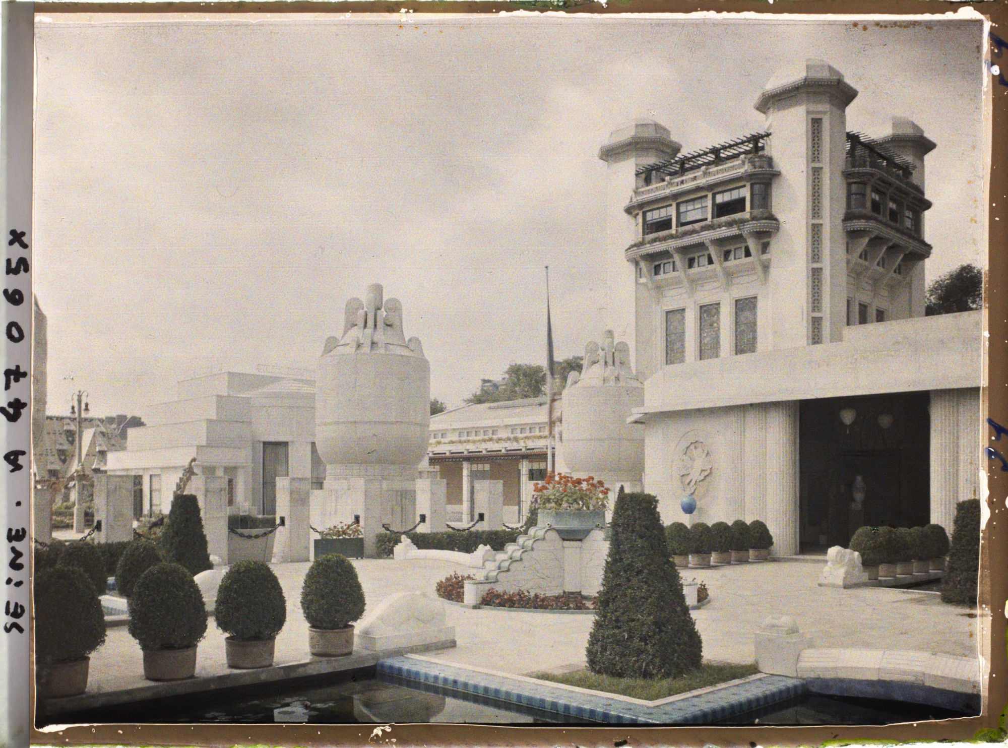 Image représentant L'Exposition des arts décoratifs, Pavillon et Jardin de la Manufacture Nationale de Sèvres et tour de Bourgogne