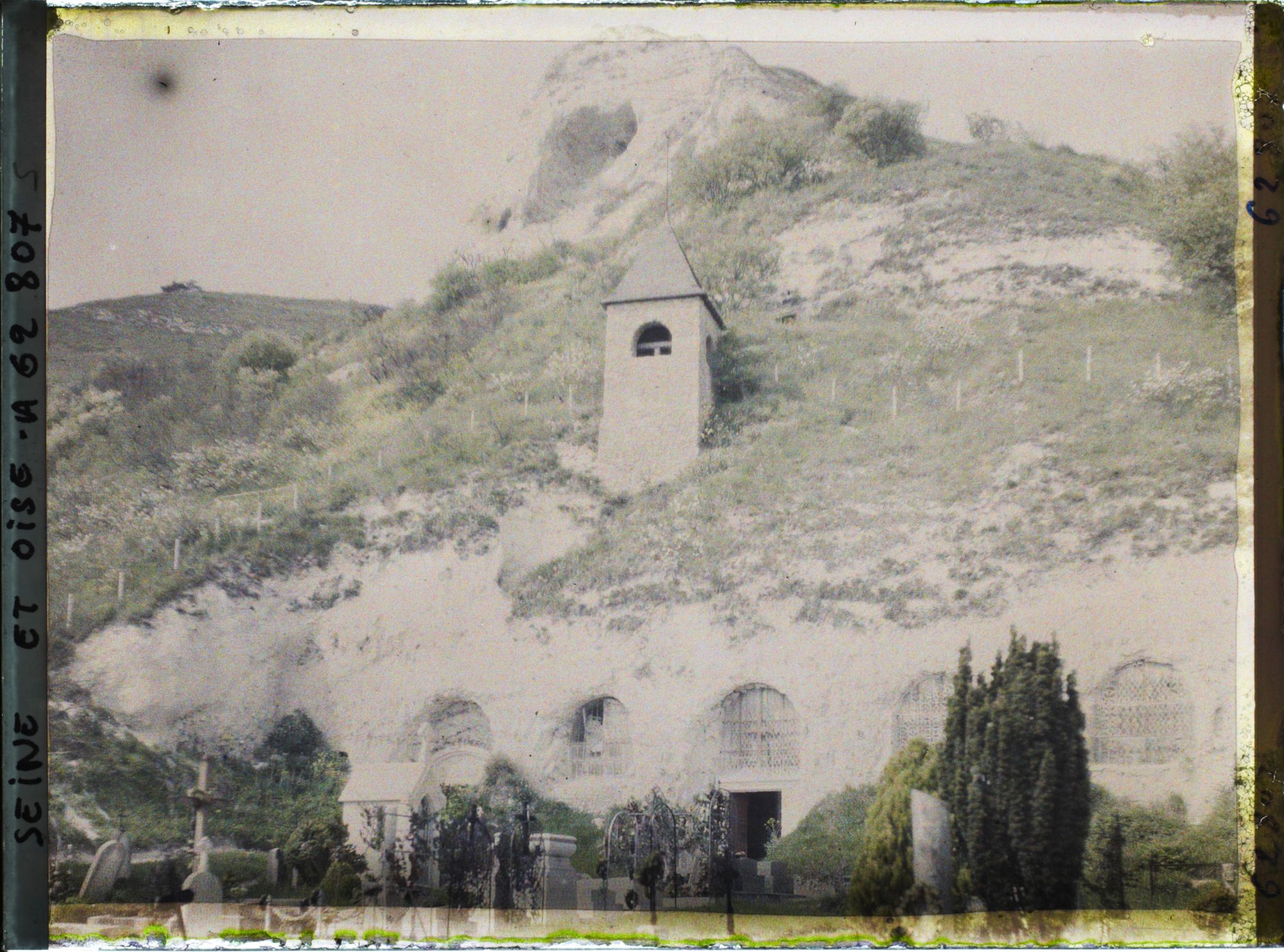 Image représentant Ile de France, Hte Isle, La vieille Eglise creusée dans le rocher