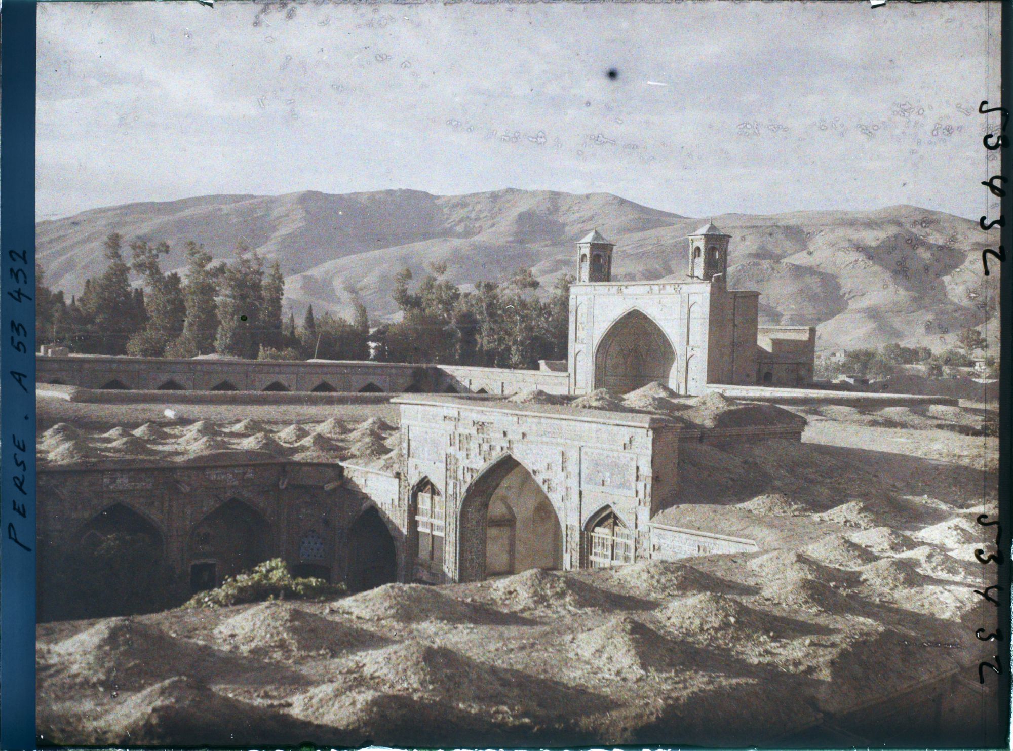 Image représentant La Madrasa-e-Khan (?), école coranique de l'Imam Khân et la Masdjid-I-Vakil, mosquée du régent