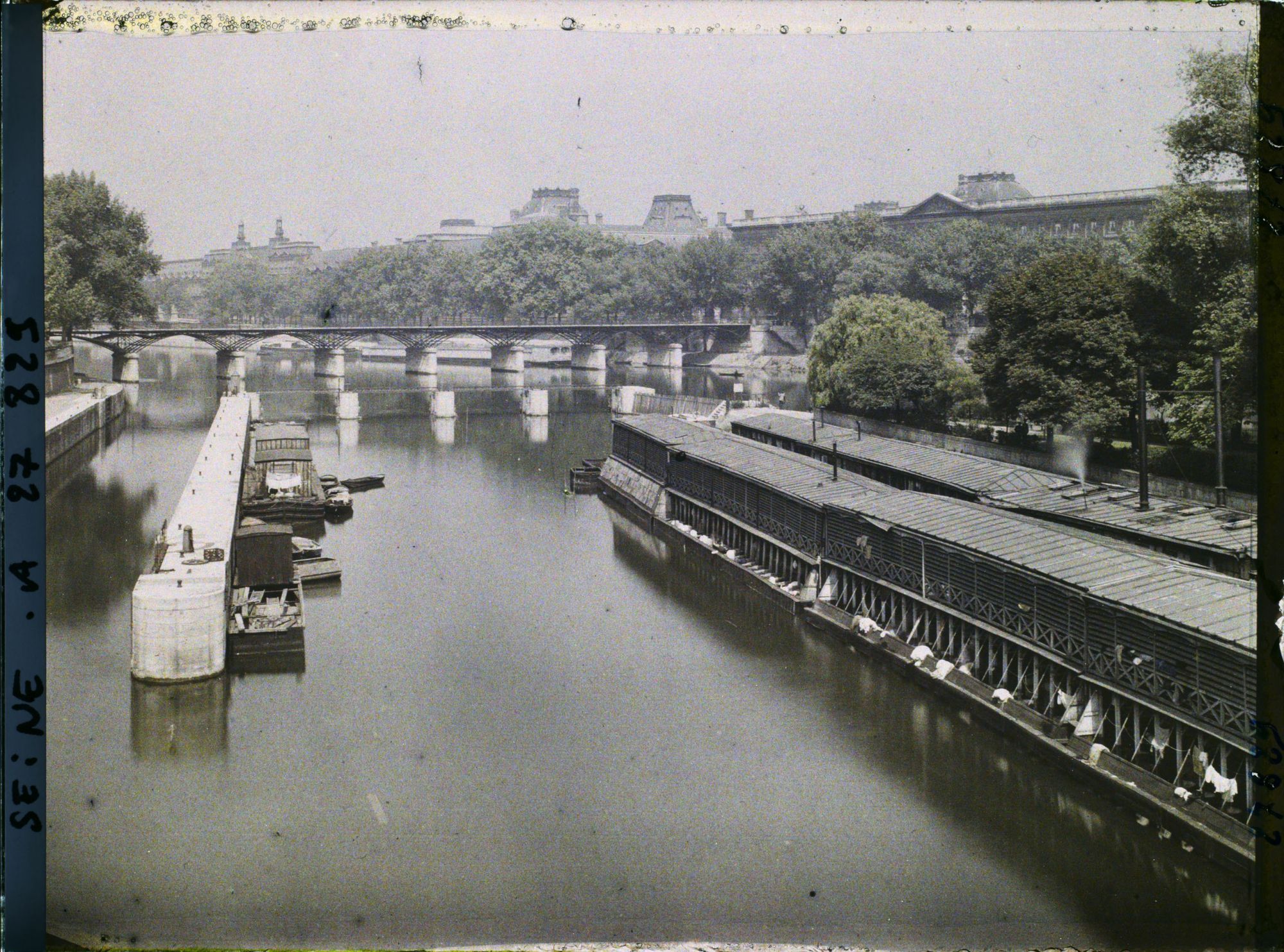 Image représentant Le barrage de la Monnaie, le pont des Arts et le Louvre depuis le Pont-Neuf