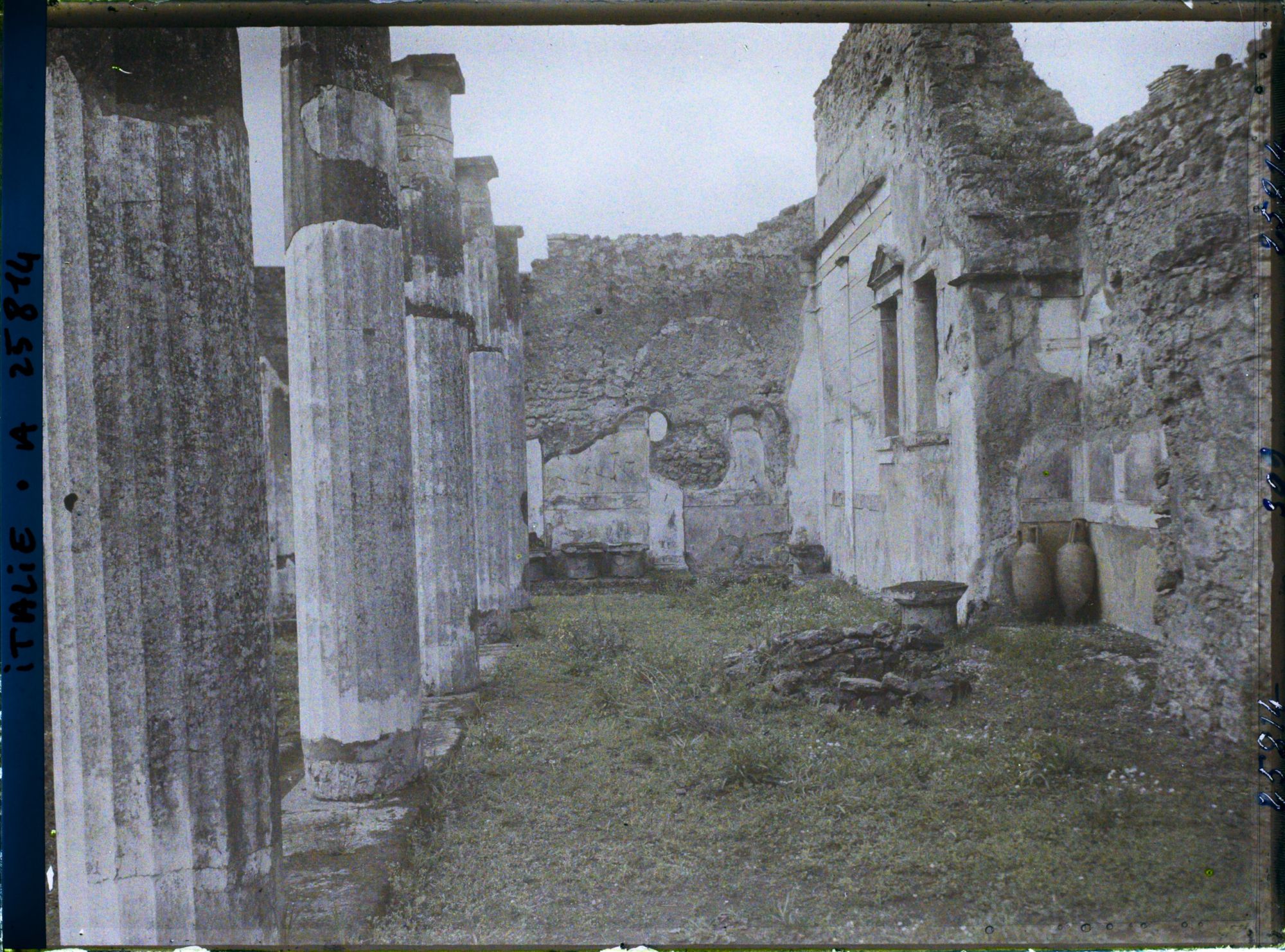 Image représentant Petit laraire de la maison du Faune sur la gauche