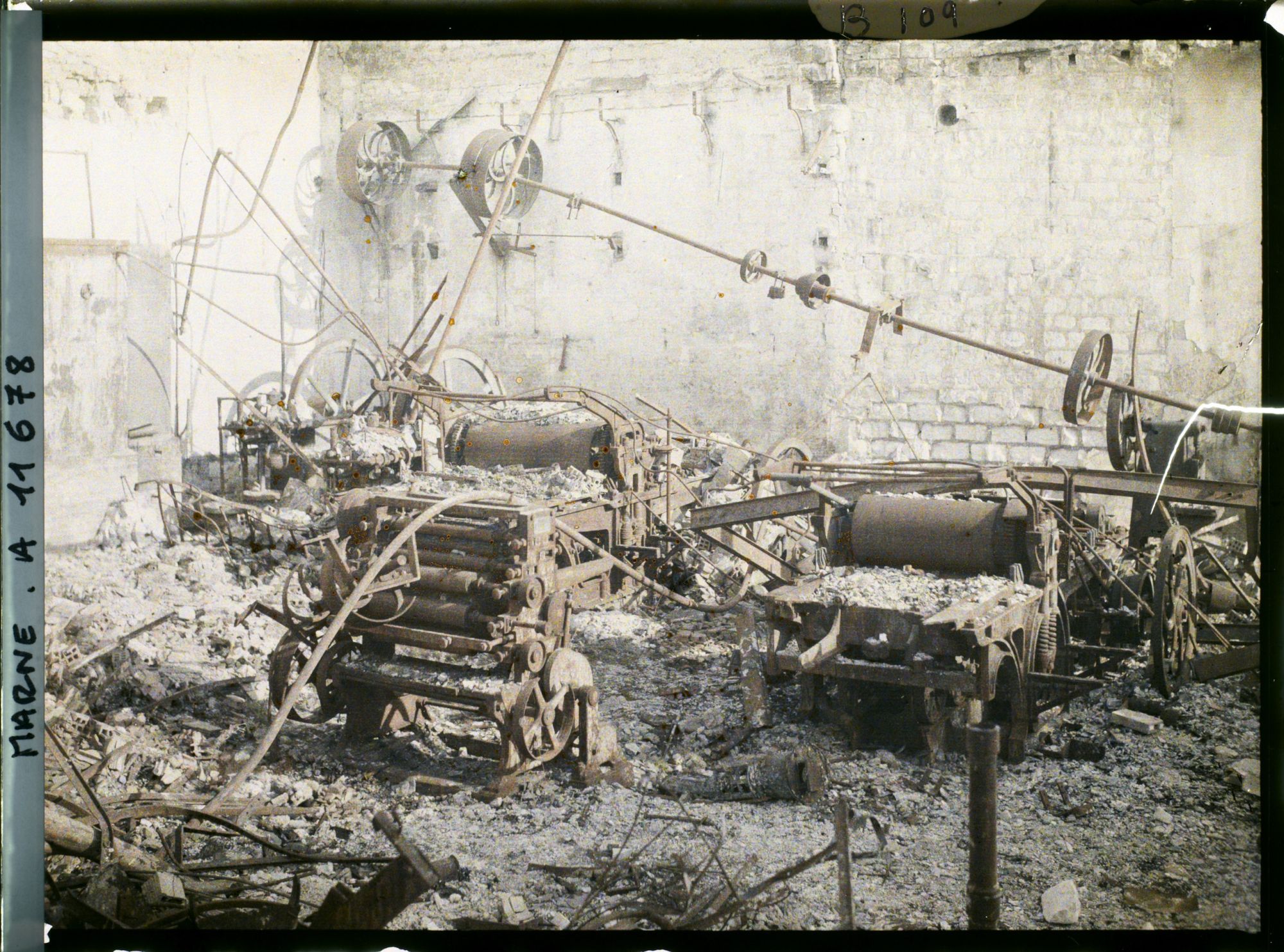Image représentant France, Reims, Ruines rue Ste Marguerite (matériel d'Imprimerie)