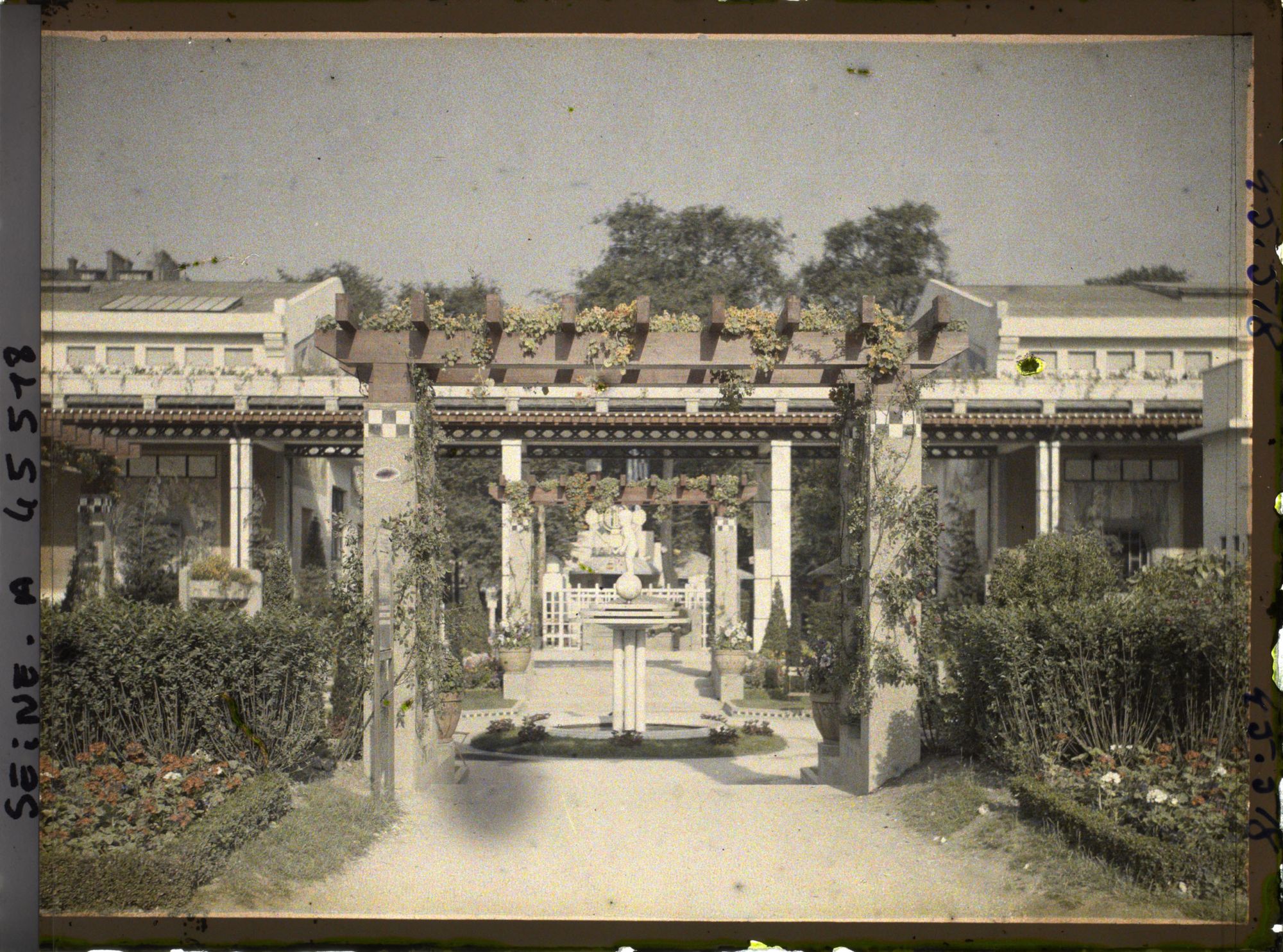 Image représentant L'Exposition des arts décoratifs, Jardin de Vacherot et Riousse sur l'esplanade des Invalides, entre le Pavillon de Mulhouse et Hôtel du Collectionneur