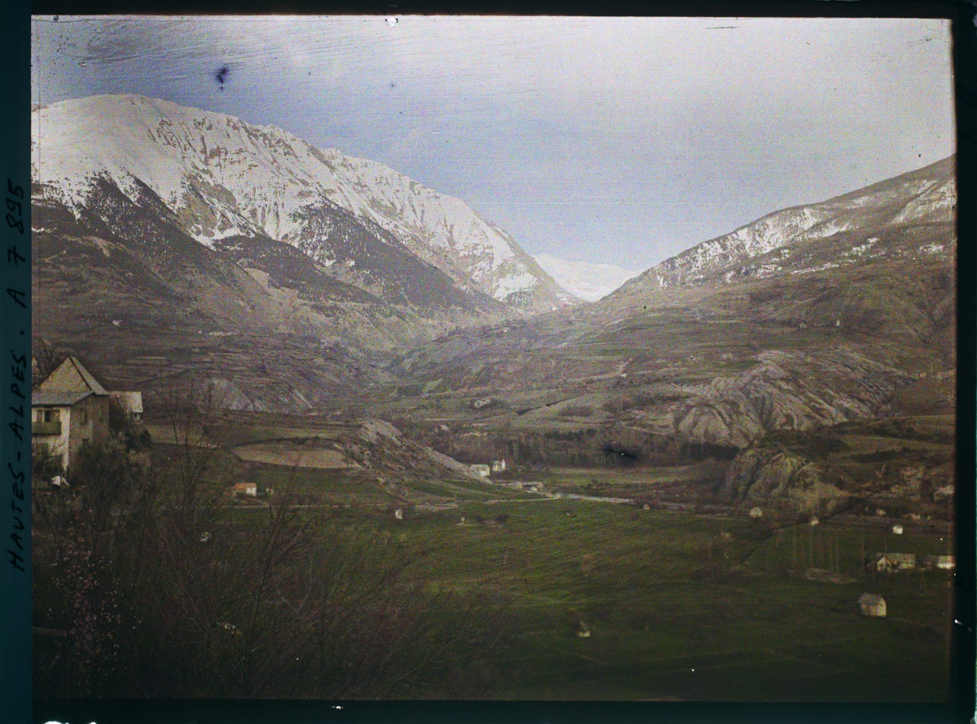 Image représentant La montagne de Saint-André et la montagne de Crévoux dans la vallée de la Durance prise de la terrasse de l'Evêché