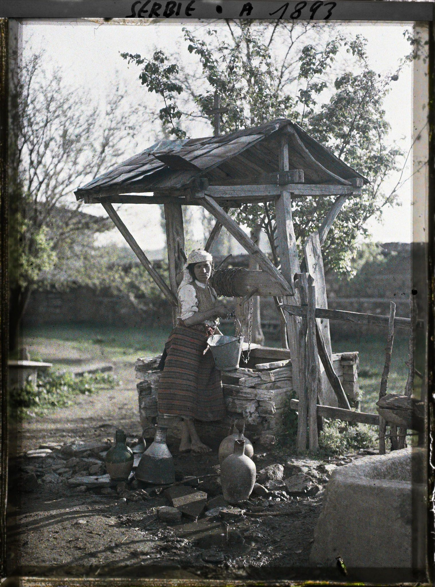 Image représentant Femme de la communauté tzigane au puits du monastère du village