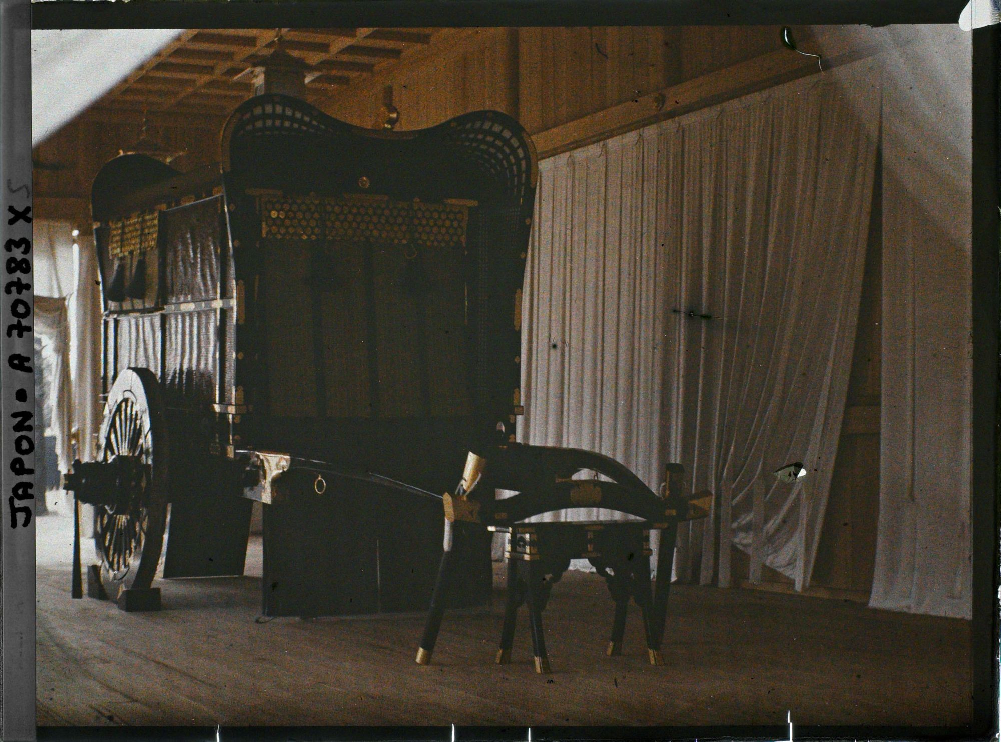 Image représentant Funérailles de l'Empereur Taisho-Tenno (Yoshihito), Shinjuku Gyoen (Parc Impérial de Shinjuku) : exposition du char funèbre