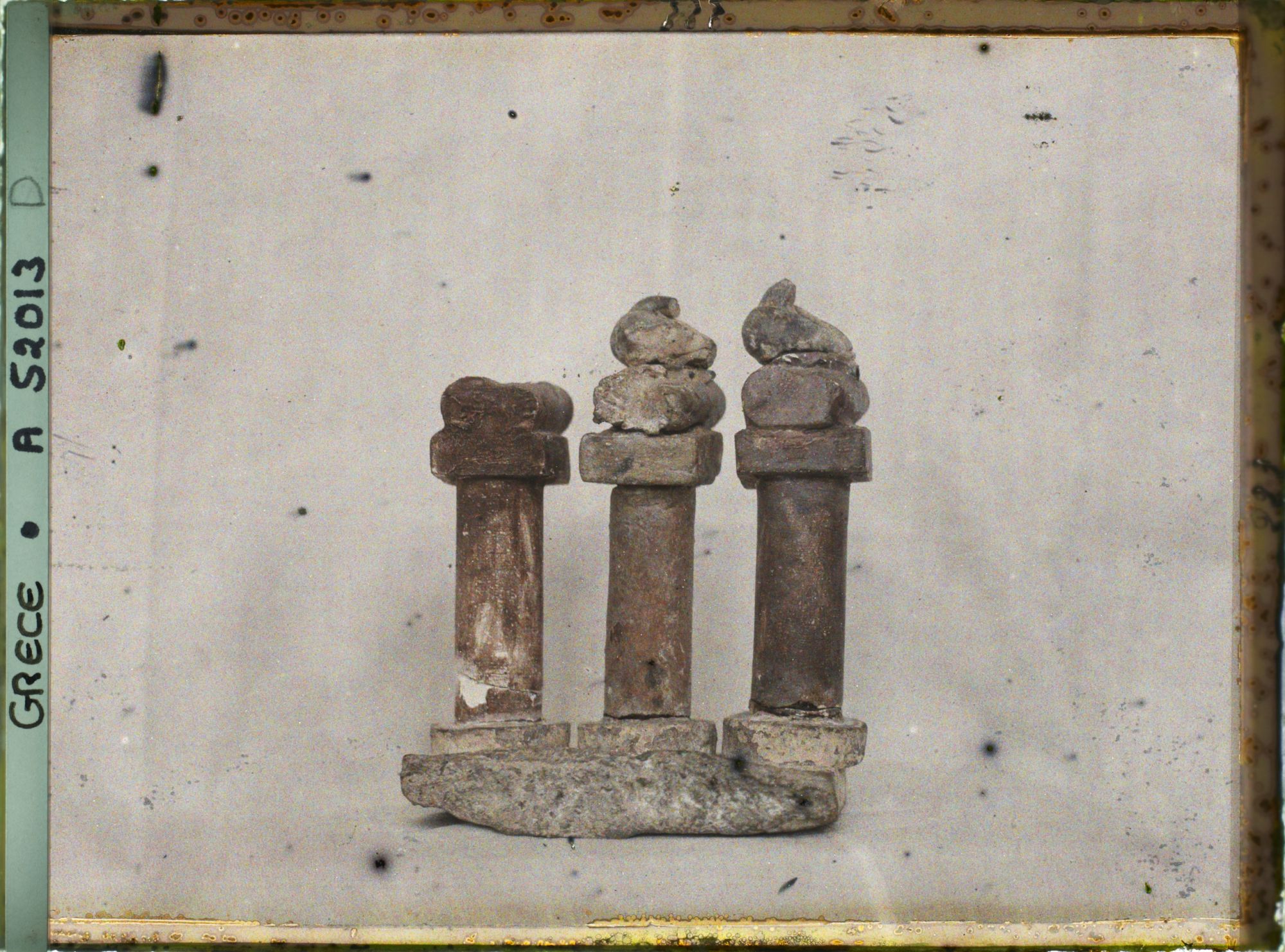 Image représentant Musée archéologique - Colonettes votives surmontées de colombes sacrées provenant d'une chapelle de Cnossos