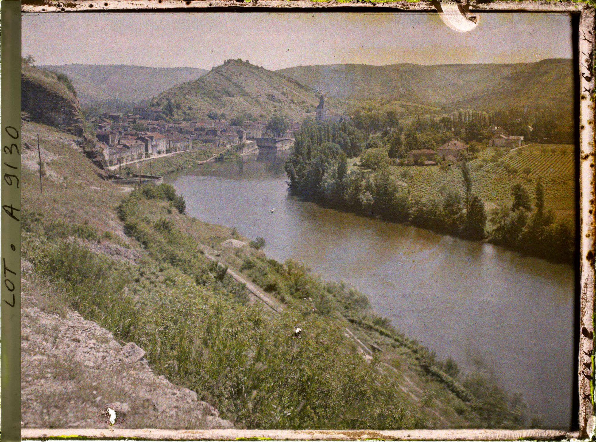 Image représentant France, Luzech, En montant à l'Impernal la ville de l'isthme