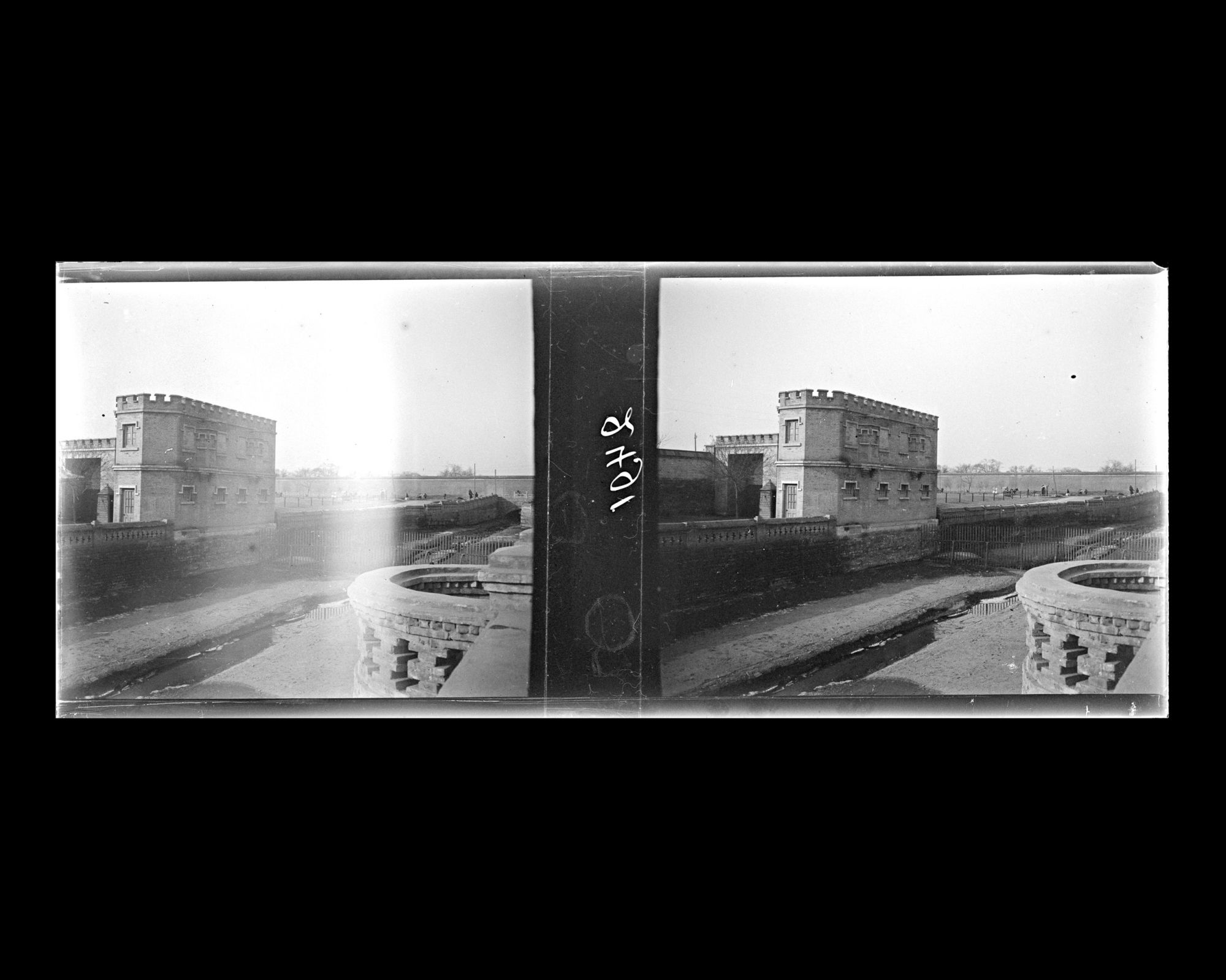 Image représentant Yuhe ("canal Impérial") et la tour de défense de la légation de Grande-Bretagne dans le Quartier des légations