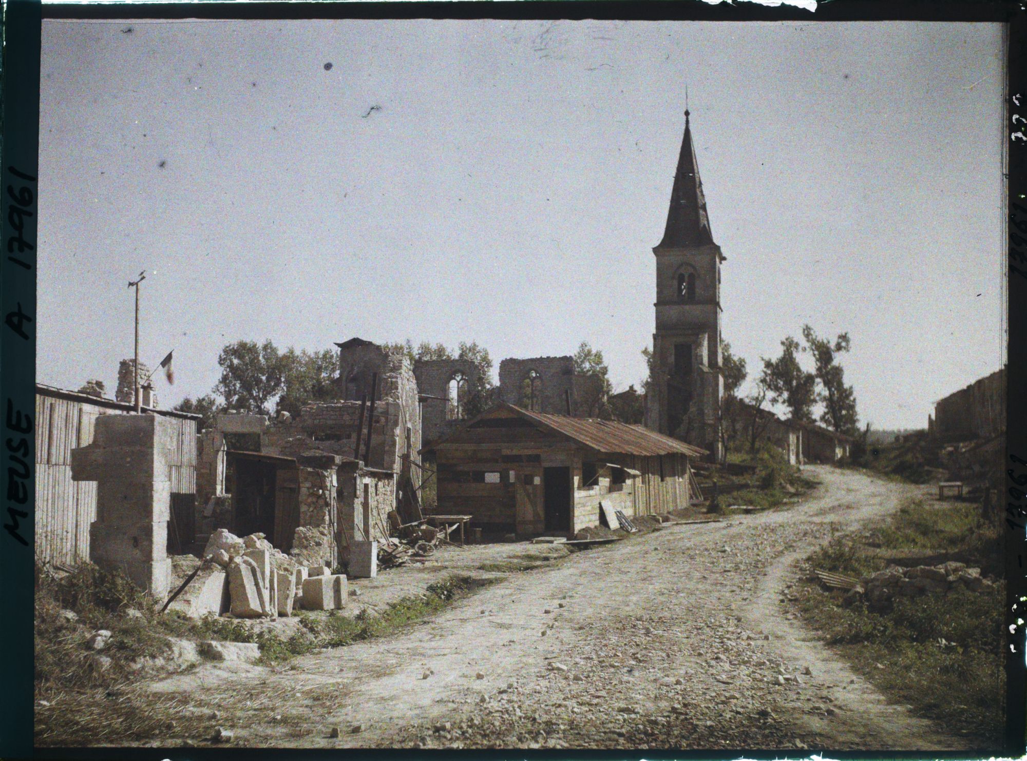 Image représentant France, Mesnil sous les Côtes, La Principale rue et l'Eglise